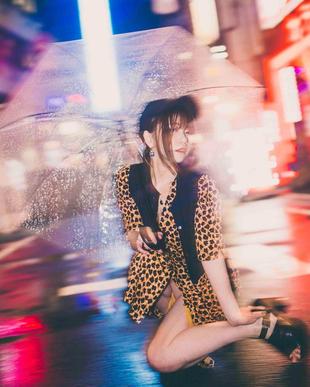 kenta_soyoungのインスタグラム：「Rainy Night. . . 雨の夜撮影またやりたいな〜 #leicamp240  @godox_global さんの  #godoxluxsenior がかなり使えるのでオススメ！ ライカにつけても違和感なし！ クーポンが使える日に買うと半額なので、ぜひ試してみてください☻」