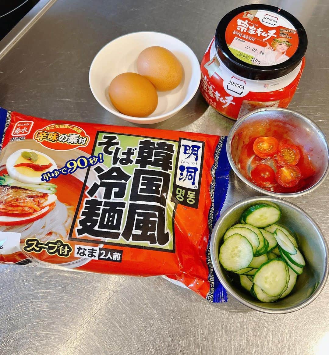 葉月里緒奈さんのインスタグラム写真 - (葉月里緒奈Instagram)「前日の余り物のごぼうサラダを無駄にしたくない。 でもどうしても冷麺が食べたい。 その結果、こんな妙な組み合わせの夕ご飯になりました😆 #おうちごはん #夕ご飯#冷麺#韓国風冷麺#コロッケ#ごぼうサラダをリメイク#rionahazuki」6月20日 9時10分 - riona_hazuki
