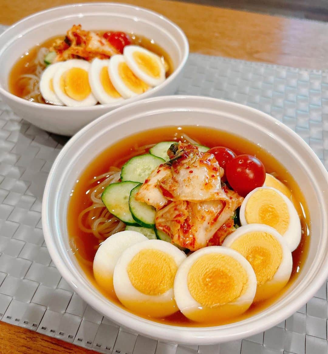 葉月里緒奈さんのインスタグラム写真 - (葉月里緒奈Instagram)「前日の余り物のごぼうサラダを無駄にしたくない。 でもどうしても冷麺が食べたい。 その結果、こんな妙な組み合わせの夕ご飯になりました😆 #おうちごはん #夕ご飯#冷麺#韓国風冷麺#コロッケ#ごぼうサラダをリメイク#rionahazuki」6月20日 9時10分 - riona_hazuki