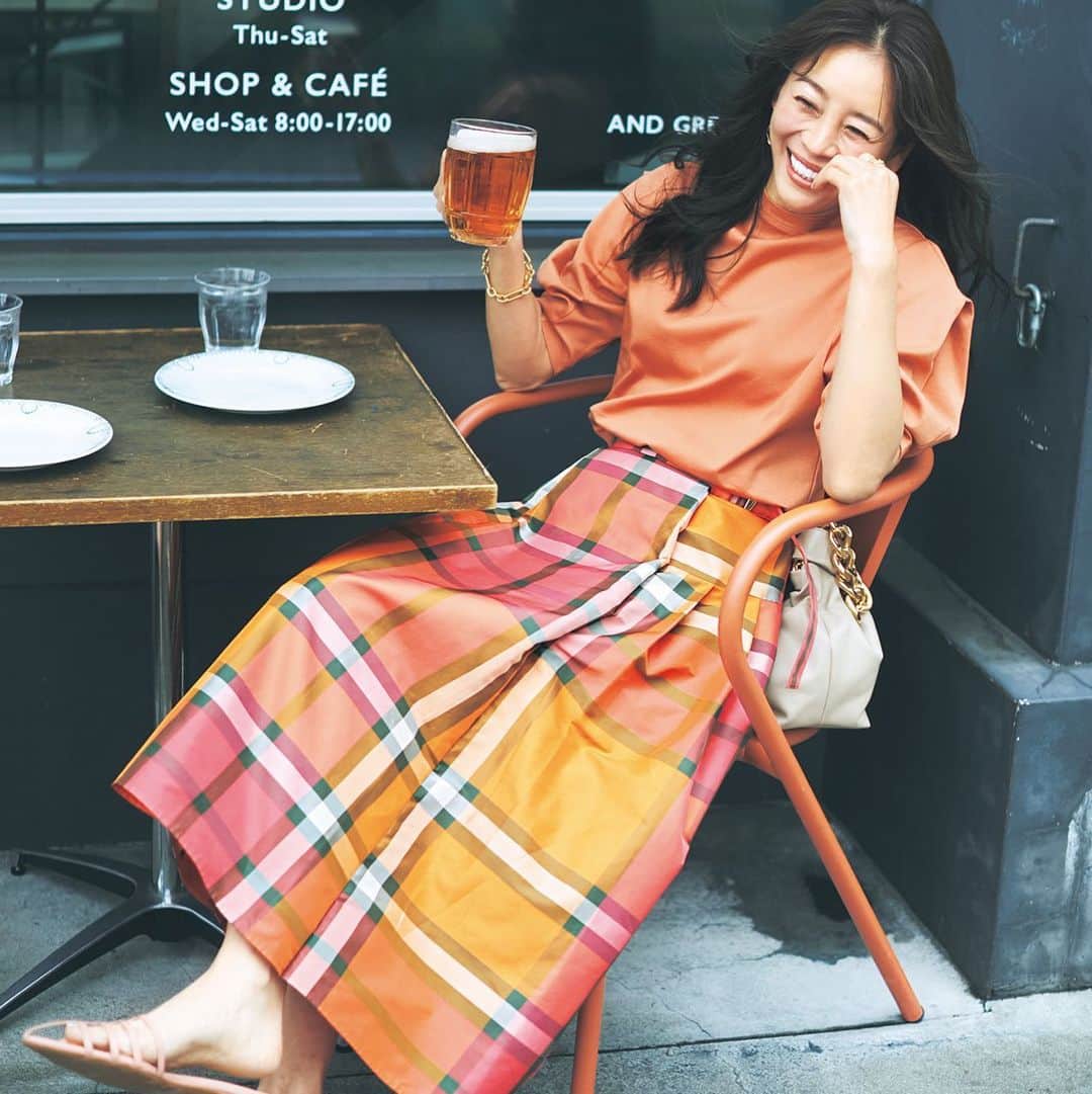 のインスタグラム：「【 自分に似合うオレンジが知りたい！ と思った方はコメントに🧡ください！】 保存しておくとwishlistとして後から見返せます！   6月20日（火） パーソナルカラー診断で同じカラーでも タイプ別によって似合う色味が異なるのをご存知ですか？   今日はAutumnさんに似合う「ビタミンカラー」に注目。 顔色をポジティブに見せるビタミンカラーは？   🍊サンセットオレンジand ペッパーレッド🍊 顔色がパッとするビタミンカラーはこの2色！ くすみ系カラーなら柄のアクティブさも 浮きすぎずに一体感が生まれます。   Tシャツ #エミ #emmi スカート #アナイ #anayi バッグ #デメリエール #demellier サンダル #ヒューン #hewn ピアス #ケンゴクマプラスマユ #kengokumaplusmayu ブレスレット #ベンアムン #benamun リング #ワンエーアールバイウノアエレ #1arbyunoaerre   ※STORY 6月号P83掲載の商品です。お問い合わせはお控えください。 #仕事バッグ #夏バッグ #夏コーデ #40代ファッション #40代コーデ #ママファッション #大人カジュアル #50代ファッション #50代コーデ #トレンドコーデ #大人ファッション     撮影／須藤敬一  モデル／大桑マイミ[身長:166cm]  ヘア・メーク／陶山恵実〈ROI〉 スタイリスト／MaiKo yoshida  取材／西村絵津子 監修／小仲志帆」