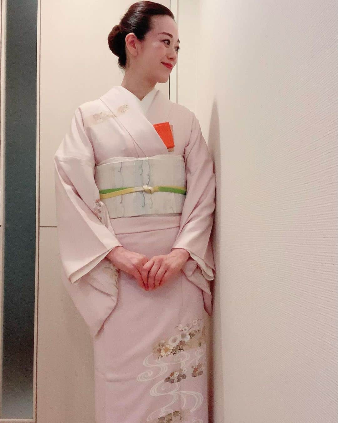 沢瀉美緒さんのインスタグラム写真 - (沢瀉美緒Instagram)「※ Kimono coordinate 😌 . 単衣はおしまい。また9月に😌 . 来月はさらに薄い絽のお着物になります。 . 勝手に唐物って台天目に比べて苦手意識があったけど ただただ楽しい🤭 . そして、何より髪が綺麗に結えた。笑 . 襟合わせが綺麗で嬉しかったり、 帯が思ったように締めれて嬉しかったり 髪が綺麗にできて嬉しかったり 色んなポイントで自分のご機嫌が取れる🤭 . . #kimonomio #kimono #着物 #和装 #和服 #道明 #裏千家 #urasenke #単衣」6月20日 9時21分 - mio_omodaka