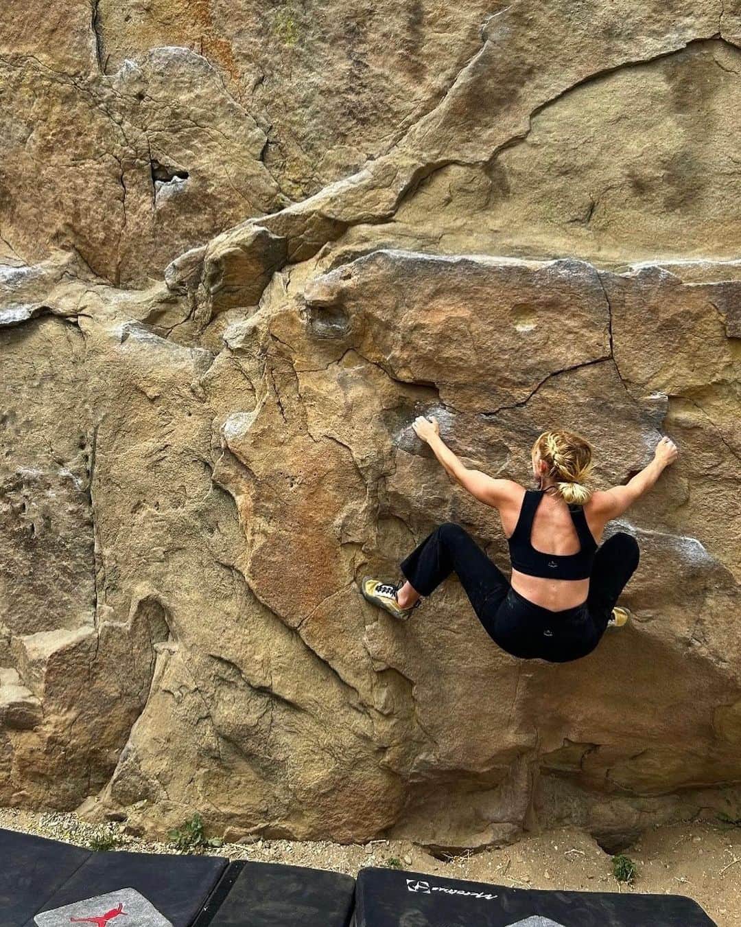 ウィロー・シールズのインスタグラム：「Recent climbing adventures in California and New Mexico 🧗‍♀️🤍」