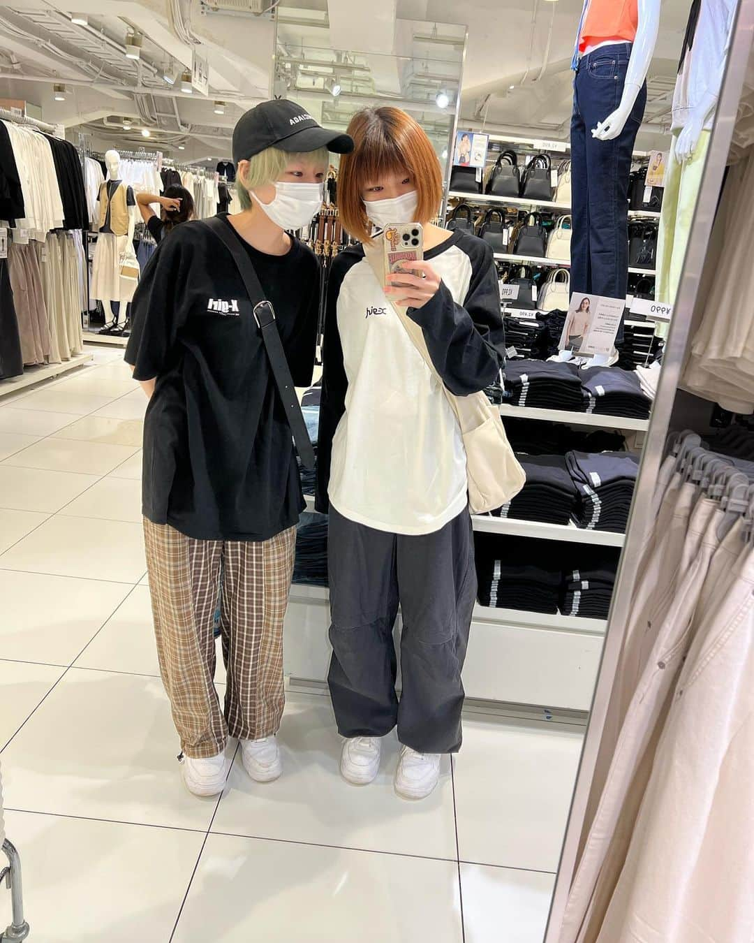 あこさんのインスタグラム写真 - (あこInstagram)「お出かけした時の服まとめ🫧 X-girlさんとMILK FED.さん多め☺️チェック柄のパンツ色違いで全色買った😂こういう形の方がスタイル良く見える気がする！！ niko and…で買ったカーゴパンツめちゃくちゃ履きやすくて涼しいし膝のところにボタンがあってハーフパンツにもなる✨白も買ったんやけど(私は白がお気に入り)かこが黒を気に入りすぎて黒はかこのものになるのでその前に履きました🐒笑こういう時双子ってお得！背丈も骨格もほぼ同じやからいろんな服共有できる👭✨ #ootd #xgirl #milkfed #milkfedjp #nikoand」6月20日 9時19分 - harapeko__ako