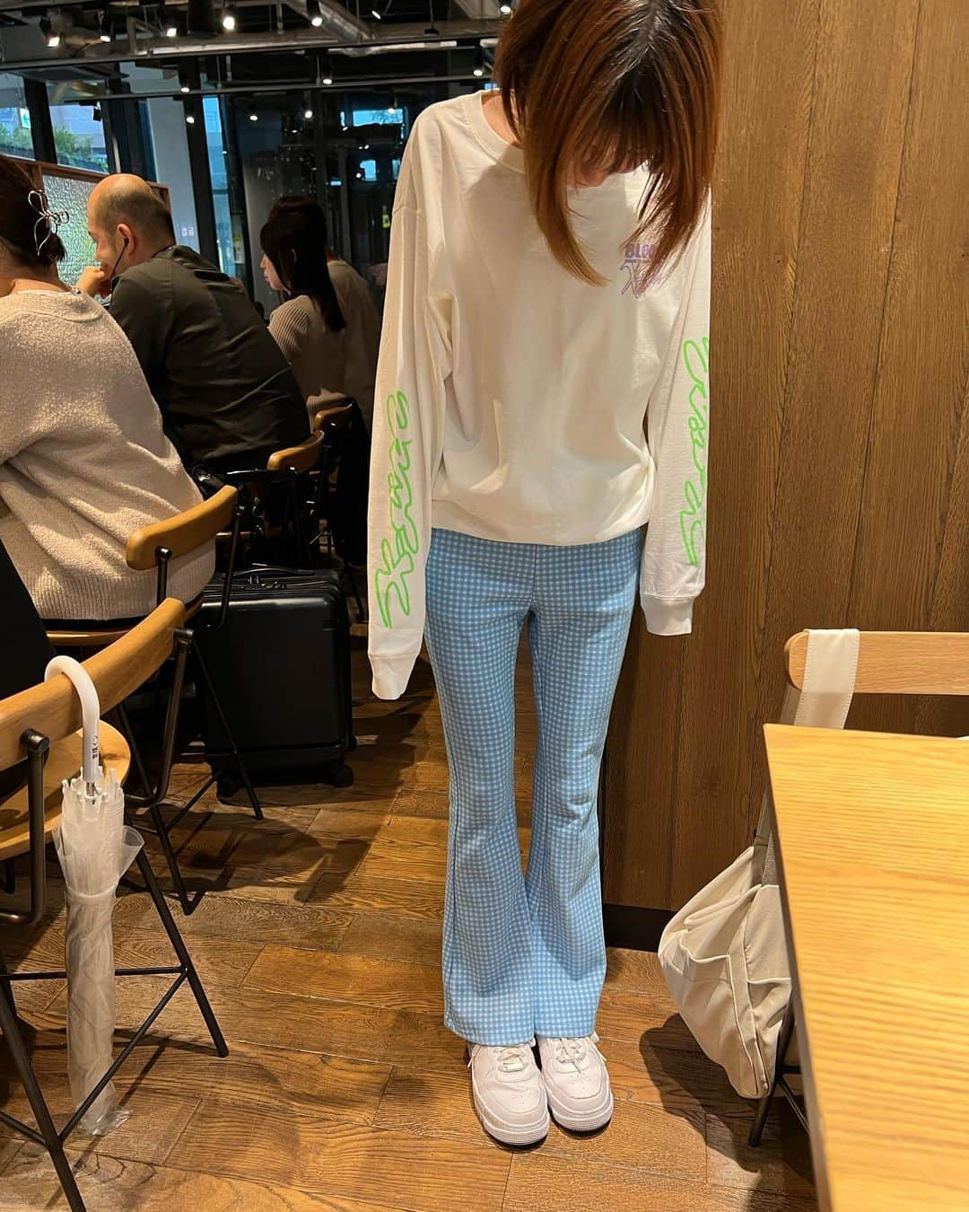 あこさんのインスタグラム写真 - (あこInstagram)「お出かけした時の服まとめ🫧 X-girlさんとMILK FED.さん多め☺️チェック柄のパンツ色違いで全色買った😂こういう形の方がスタイル良く見える気がする！！ niko and…で買ったカーゴパンツめちゃくちゃ履きやすくて涼しいし膝のところにボタンがあってハーフパンツにもなる✨白も買ったんやけど(私は白がお気に入り)かこが黒を気に入りすぎて黒はかこのものになるのでその前に履きました🐒笑こういう時双子ってお得！背丈も骨格もほぼ同じやからいろんな服共有できる👭✨ #ootd #xgirl #milkfed #milkfedjp #nikoand」6月20日 9時19分 - harapeko__ako