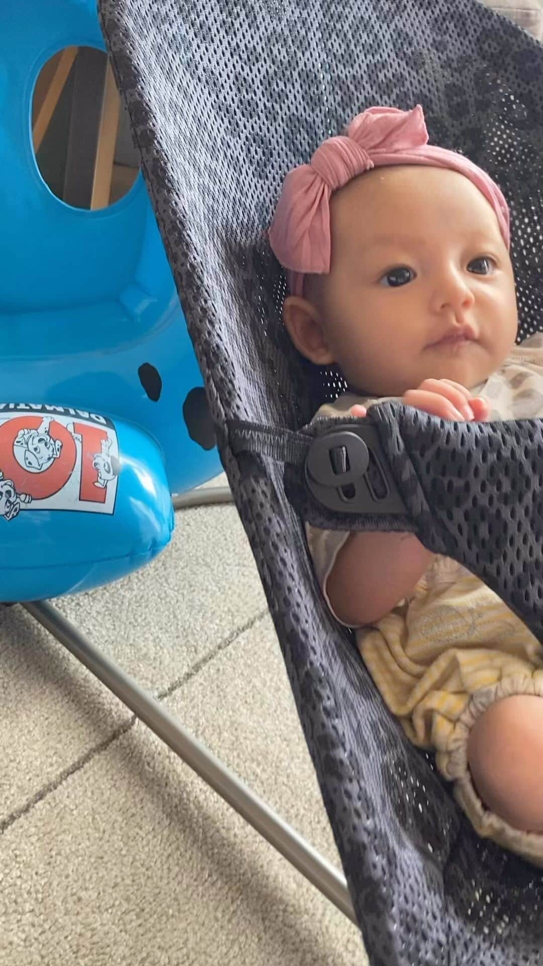 YOPPYのインスタグラム：「@babybjorn のバウンサーは あたし達の　助けをくれる とても愉快な仲間  ありがとう  @babybjorn」
