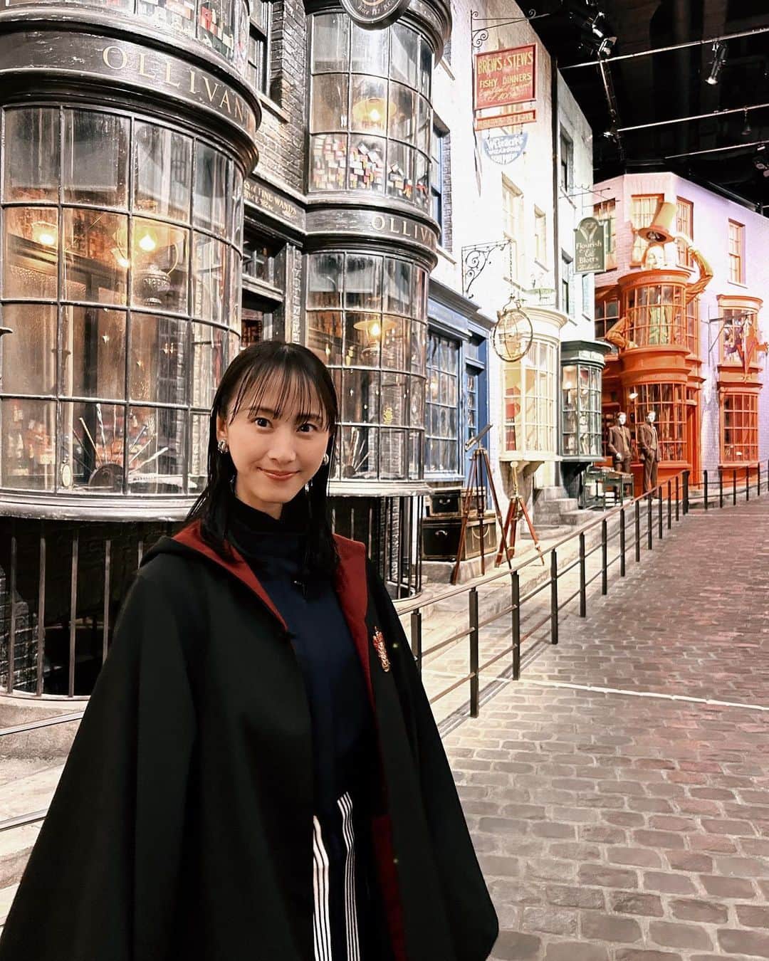 松井玲奈のインスタグラム：「6月24日放送の『世界ふしぎ発見！』にてミステリーハンターを務めます。 オープンしたばかりの「ワーナー ブラザース スタジオツアー東京 ‐ メイキング・オブ・ハリー・ポッター」の魅力をご紹介しながら、今もイギリスに息づく魔法の世界をのぞいてきました！  というわけで、ちょこっとですがスタジオツアーを体験してきました。 どこもかしこも作り込みが細かく、プロップひとつひとつに熱いこだわりが。セットの中に入り物語に飛び込んだ体験ができるだけでなく、どのように素晴らしいセットが作り上げられたのかその秘密も知る事ができます。(これがめちゃくちゃよかった)  ダイアゴン横丁にあるフローリアン・フォーティスキュー・アイスクリームパーラーのテラス席でアイスクリームサンデーを食べながら宿題したかったー。  #世界ふしぎ発見 #ハリポタツアー　#スタジオツアー東京」