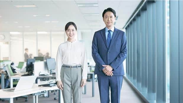村上麻衣のインスタグラム：「Sony Payment Services様の モデルをさせていただきました。  https://www.sonypaymentservices.jp/  素晴らしいクライアント様でした。 素敵なお仕事のご縁をいただき、ありがとうございました✨  . . . .  ウラ話をすれば、 隣の男性モデルの方が188㎝あり、私は身長差バランスを取るために スーツケースの上に立っています🤭  今日も頑張っていきましょう🤍  #モデル #お仕事 #広告モデル #撮影#shooting #model」