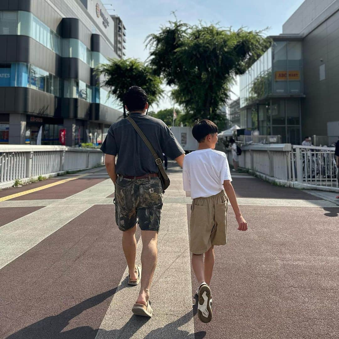 大友愛さんのインスタグラム写真 - (大友愛Instagram)「休日のふたり👨🏽🤝👦🏻  パパを愛しすぎてる心之介❤️‍🔥❤️‍🔥❤️‍🔥メラメラw  @hiroyuki_akimoto_1.31  @shin_life0617   #父と息子 #啓之と心之介」6月20日 9時29分 - ai_dayooon