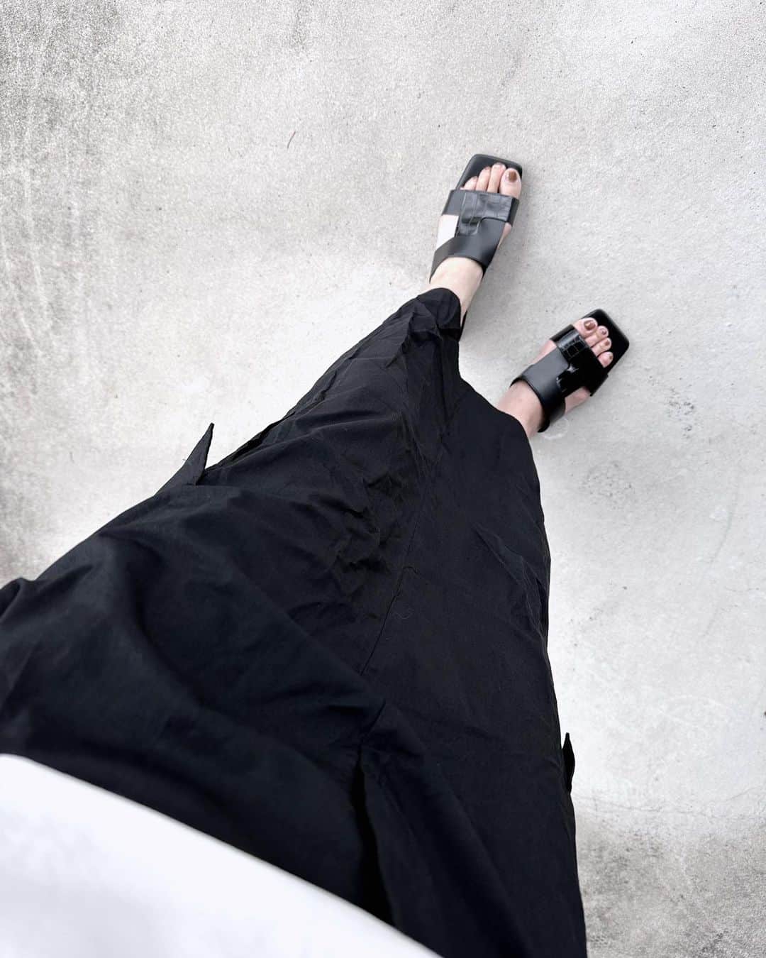 山本明果さんのインスタグラム写真 - (山本明果Instagram)「⠀ ⠀ ⠀ ⠀ tops / #uniqlo skirt / #seable 本日販売開始 shoes / #viviancollection  ⠀ ⠀ @seable2016  カーゴスカート、ノースリワンピ本日販売開始です。  広がりすぎず足が綺麗に見えるトレンドのシャカシャカカーゴスカート。  アメスリ具合が程よく腕が綺麗に見え、少しバルーンデザインのスカートがポイントのワンピース。 ⠀ ⠀ 詳細はショップをご覧ください。 ⠀ ⠀ サンダルはクロスデザインがかわいく、パカパカしなくて履き心地がとってもいいです。 @vivian_collection_official  #viviancollection #vivianshoes#vivianコーデ ⠀ ⠀」6月20日 9時32分 - sayaka__sea