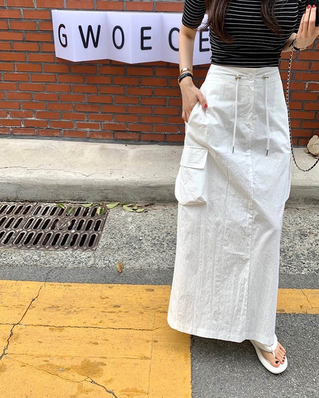 山本明果さんのインスタグラム写真 - (山本明果Instagram)「⠀ ⠀ ⠀ ⠀ tops / #uniqlo skirt / #seable 本日販売開始 shoes / #viviancollection  ⠀ ⠀ @seable2016  カーゴスカート、ノースリワンピ本日販売開始です。  広がりすぎず足が綺麗に見えるトレンドのシャカシャカカーゴスカート。  アメスリ具合が程よく腕が綺麗に見え、少しバルーンデザインのスカートがポイントのワンピース。 ⠀ ⠀ 詳細はショップをご覧ください。 ⠀ ⠀ サンダルはクロスデザインがかわいく、パカパカしなくて履き心地がとってもいいです。 @vivian_collection_official  #viviancollection #vivianshoes#vivianコーデ ⠀ ⠀」6月20日 9時32分 - sayaka__sea