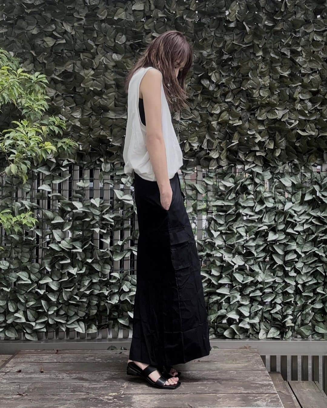 山本明果のインスタグラム：「⠀ ⠀ ⠀ ⠀ tops / #uniqlo skirt / #seable 本日販売開始 shoes / #viviancollection  ⠀ ⠀ @seable2016  カーゴスカート、ノースリワンピ本日販売開始です。  広がりすぎず足が綺麗に見えるトレンドのシャカシャカカーゴスカート。  アメスリ具合が程よく腕が綺麗に見え、少しバルーンデザインのスカートがポイントのワンピース。 ⠀ ⠀ 詳細はショップをご覧ください。 ⠀ ⠀ サンダルはクロスデザインがかわいく、パカパカしなくて履き心地がとってもいいです。 @vivian_collection_official  #viviancollection #vivianshoes#vivianコーデ ⠀ ⠀」