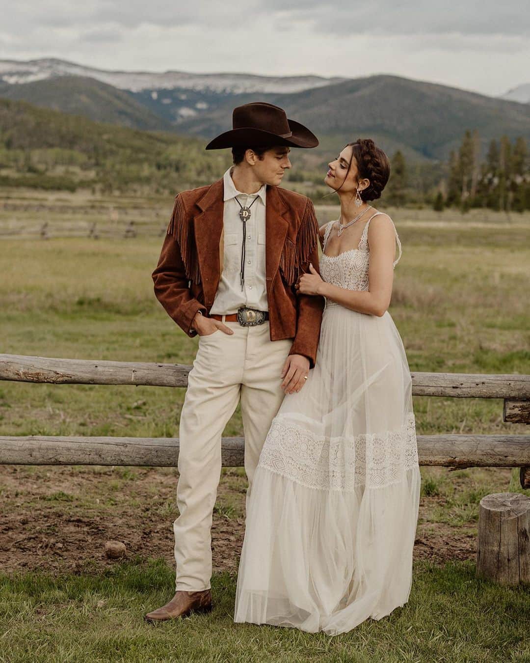 テイラー・ヒルのインスタグラム：「The American West,  My home and my inspiration in so many things. Fashion, my sense of style, and design in my home. This was a dedication to how and where I was raised.  Thank you @cedarandpines  and @ravenrosefilms For capturing the essence of my world so beautifully  And thank you @_houseofflora_ For making the most perfect dress to embody how I wanted to feel throughout this weekend ✨🤍」
