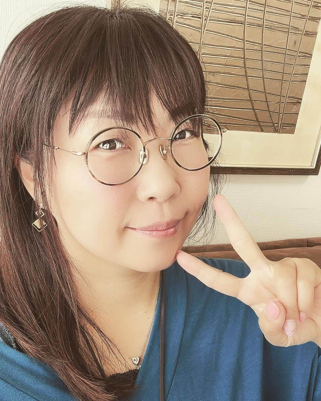 松井理子さんのインスタグラム写真 - (松井理子Instagram)「久しぶりに自撮りした気がする🤔  朝から少し撮影です。   #不妊治療 も現在進行系でホルモン治療してるんですが、分かりやすく体重増えたり浮腫んだりしてます。  気持ちのアップダウンは無いんですが微妙に緊張はしつづけてるかな。。。  来週末には #胚移植 をするのですがだいたいの日付も決まってまして。 ソレの緊張😅  とりあえず、笑顔であまりストレス感じないように過ごせるよう努めます🌸」6月20日 9時40分 - ume_ume_phot