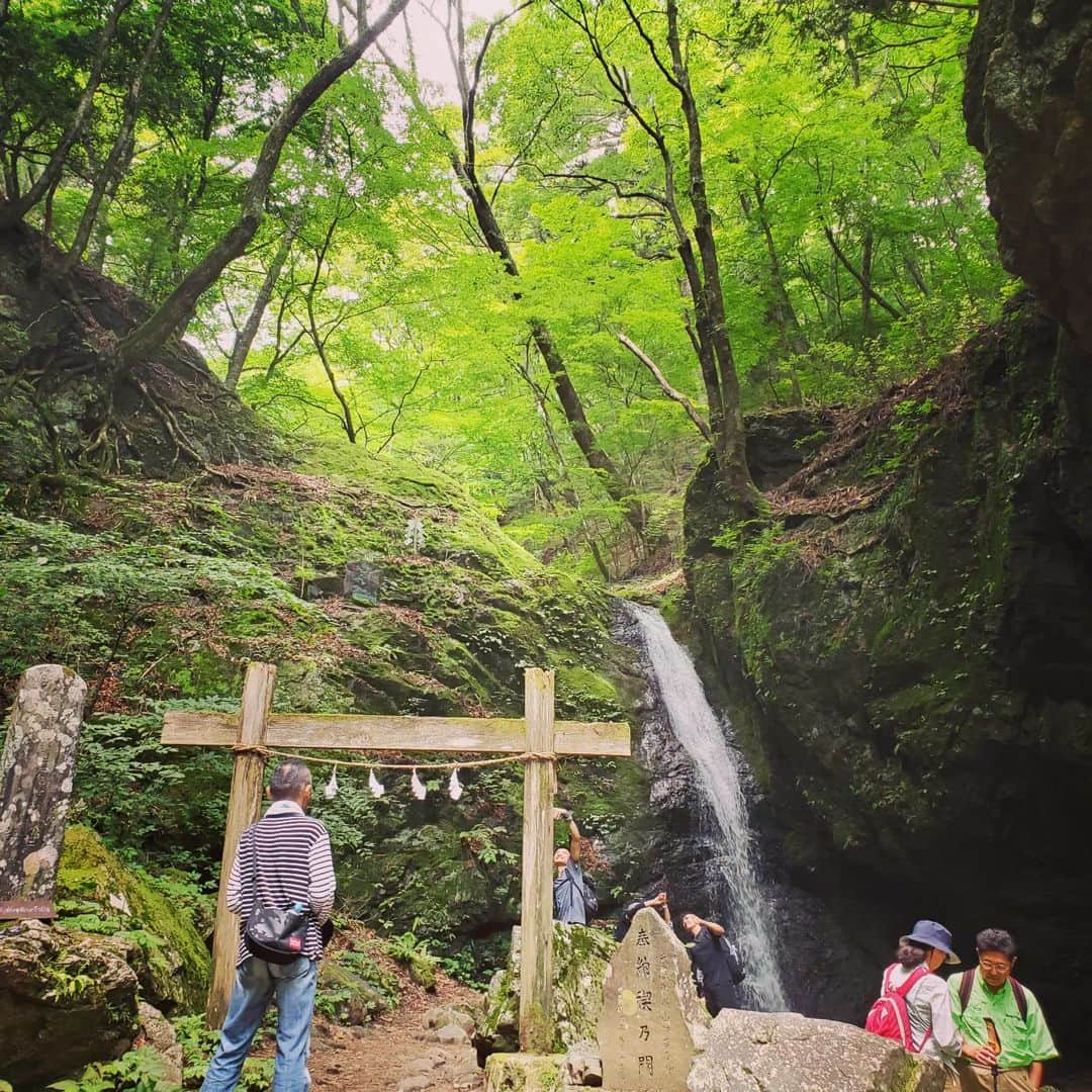 水嶋友香さんのインスタグラム写真 - (水嶋友香Instagram)「6/18(日)晴れ☀️初めての御岳山⛰️ ケーブルカー&リフトで大展望台の産安社でお参りしてから御嶽神社でお参り🙏  ロックガーデンだけでも楽しめるけど、どうせなら大岳山→鋸山→愛宕山→奥多摩駅縦走しちゃえー❗ってんで、崖やら鎖場やら根っこ道等色々楽しめたけど、正直疲れた😵  途中、大岳山手前の山荘跡地のヘリポートらへんでランチしてたら、ヘリコプターがきて色々吹き飛ばされ、食後のコーヒーを自分にぶっかけて片付けてたら、再度ヘリコプターにやられるというアクシデント😣💦  予定より遅いゴールになったけど、もえぎの湯の温泉とビール❗(旨すぎた🥺)最高でした🤭  #御岳山 #大岳山 #鋸山 #愛宕山 #奥多摩駅 #御嶽神社 #ロックガーデン #愛宕神社 #東京都 #登山 #ハイキング #もえぎの湯 #筋肉痛」6月20日 9時41分 - yukachin.0505