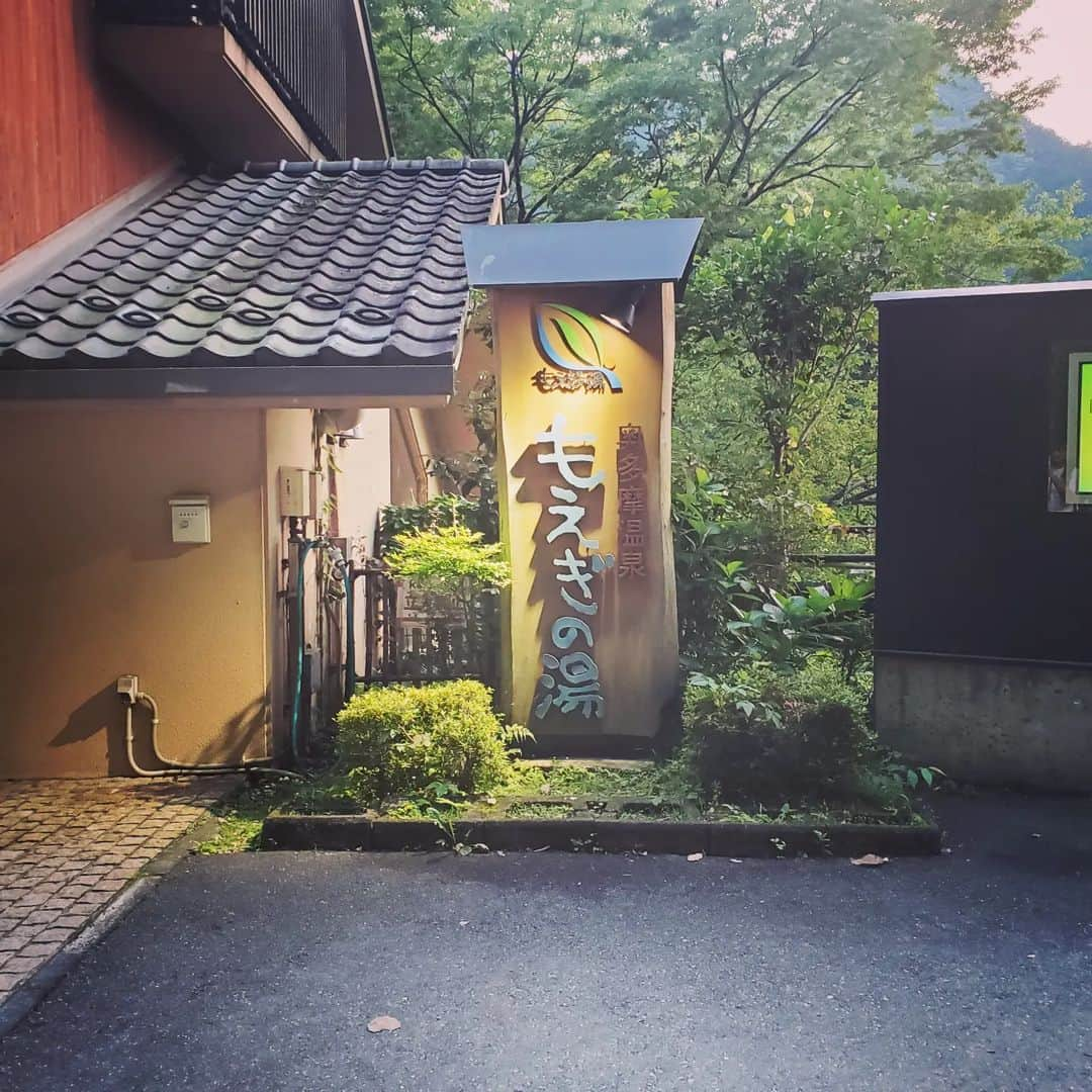 水嶋友香さんのインスタグラム写真 - (水嶋友香Instagram)「6/18(日)晴れ☀️初めての御岳山⛰️ ケーブルカー&リフトで大展望台の産安社でお参りしてから御嶽神社でお参り🙏  ロックガーデンだけでも楽しめるけど、どうせなら大岳山→鋸山→愛宕山→奥多摩駅縦走しちゃえー❗ってんで、崖やら鎖場やら根っこ道等色々楽しめたけど、正直疲れた😵  途中、大岳山手前の山荘跡地のヘリポートらへんでランチしてたら、ヘリコプターがきて色々吹き飛ばされ、食後のコーヒーを自分にぶっかけて片付けてたら、再度ヘリコプターにやられるというアクシデント😣💦  予定より遅いゴールになったけど、もえぎの湯の温泉とビール❗(旨すぎた🥺)最高でした🤭  #御岳山 #大岳山 #鋸山 #愛宕山 #奥多摩駅 #御嶽神社 #ロックガーデン #愛宕神社 #東京都 #登山 #ハイキング #もえぎの湯 #筋肉痛」6月20日 9時41分 - yukachin.0505