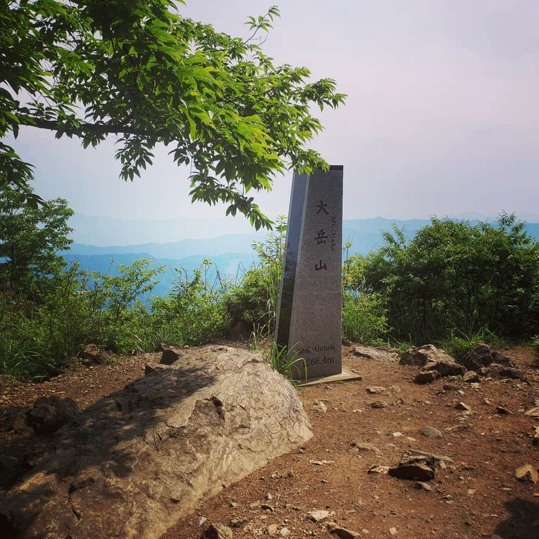 水嶋友香さんのインスタグラム写真 - (水嶋友香Instagram)「6/18(日)晴れ☀️初めての御岳山⛰️ ケーブルカー&リフトで大展望台の産安社でお参りしてから御嶽神社でお参り🙏  ロックガーデンだけでも楽しめるけど、どうせなら大岳山→鋸山→愛宕山→奥多摩駅縦走しちゃえー❗ってんで、崖やら鎖場やら根っこ道等色々楽しめたけど、正直疲れた😵  途中、大岳山手前の山荘跡地のヘリポートらへんでランチしてたら、ヘリコプターがきて色々吹き飛ばされ、食後のコーヒーを自分にぶっかけて片付けてたら、再度ヘリコプターにやられるというアクシデント😣💦  予定より遅いゴールになったけど、もえぎの湯の温泉とビール❗(旨すぎた🥺)最高でした🤭  #御岳山 #大岳山 #鋸山 #愛宕山 #奥多摩駅 #御嶽神社 #ロックガーデン #愛宕神社 #東京都 #登山 #ハイキング #もえぎの湯 #筋肉痛」6月20日 9時41分 - yukachin.0505