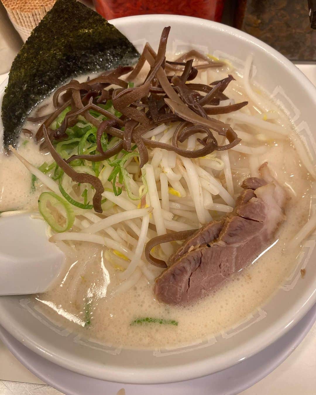 佐伯日菜子のインスタグラム：「あんまりにもみんなが「もやしラーメンもやしラーメン」言ってたから気づけばもやしラーメン。 本当にもやし特有の豆っぽさや水っぽさがなかったよ！ #もやしラーメン  #ラーメン #麺 #麺スタグラム #麺スタグラマー #noodles」