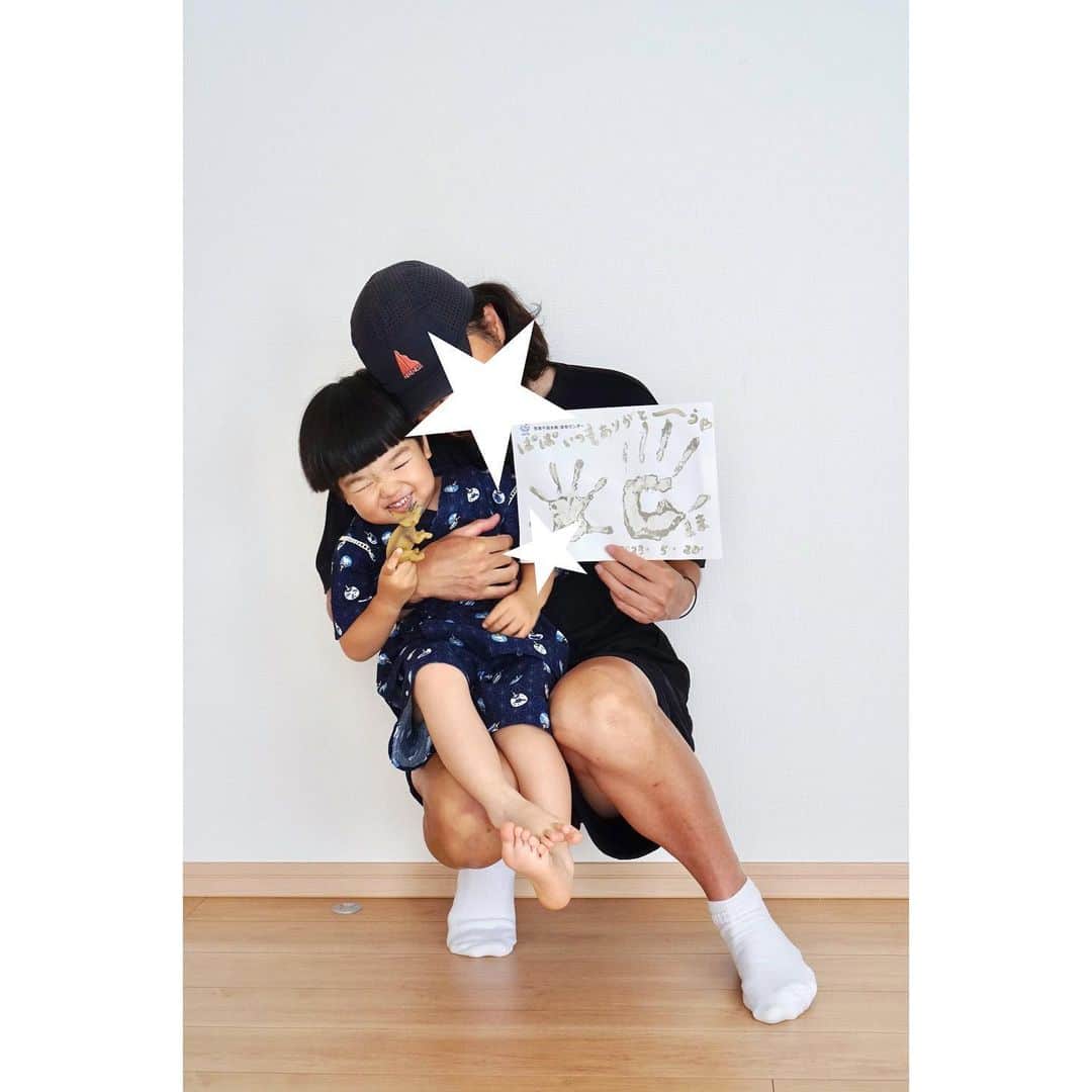 権藤朱実のインスタグラム：「.2023.6.18 『父の日 2023』  ５月から作成して密かに隠していた・・・ 手形アートの父の日プレゼント✋🏻  息子が主人に渡す時「おたんじょうびおめでとう〜」って🤣 　　おめでとう = お誕生日　　だと思ってるらしい🤣  去年も手形アートを渡したけど、おっきくなったなぁ〜✨  実はプレゼントはこれだけではないのですが・・・ 8月頃にしか届かない為、もうしばらくのお楽しみ😂♡ 喜んでくれると良いな♡  #model #satorujapan #akemigondo #モデル #サトルジャパン #権藤朱実 →@satorujapan_official →@akemigondo ☑︎プロフィールのリンクにて、写真公開中☆ ☑︎リールにて、息子のあれこれ公開中☆」