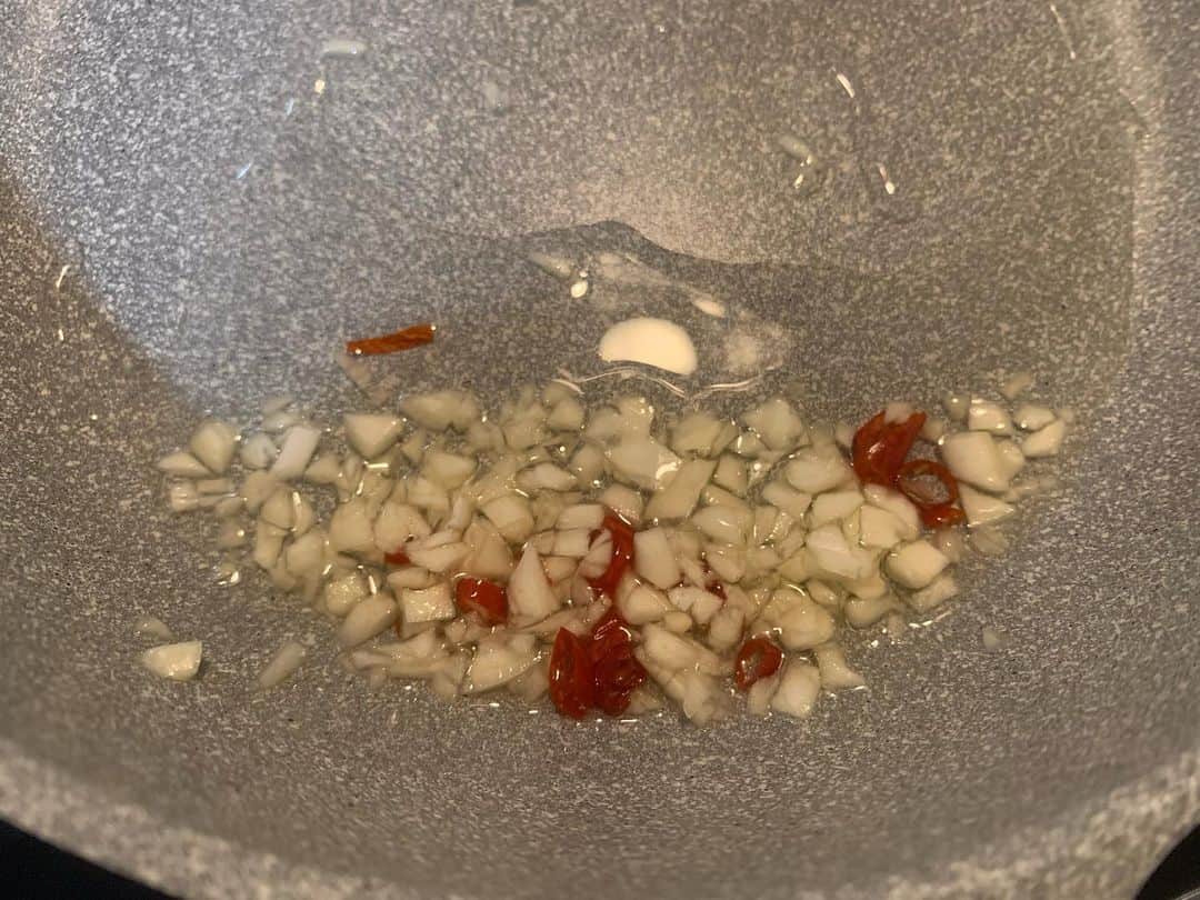 木曽大介のインスタグラム：「🧑‍🍳今日のお献立👨🏻‍🍳 🍚スーパー大麦入りのどか米 🥩厚揚げとニラそぼろのオイスターソース餡 🥬空心菜の塩ガーリック炒め 🥚塩昆布入り卵焼き」