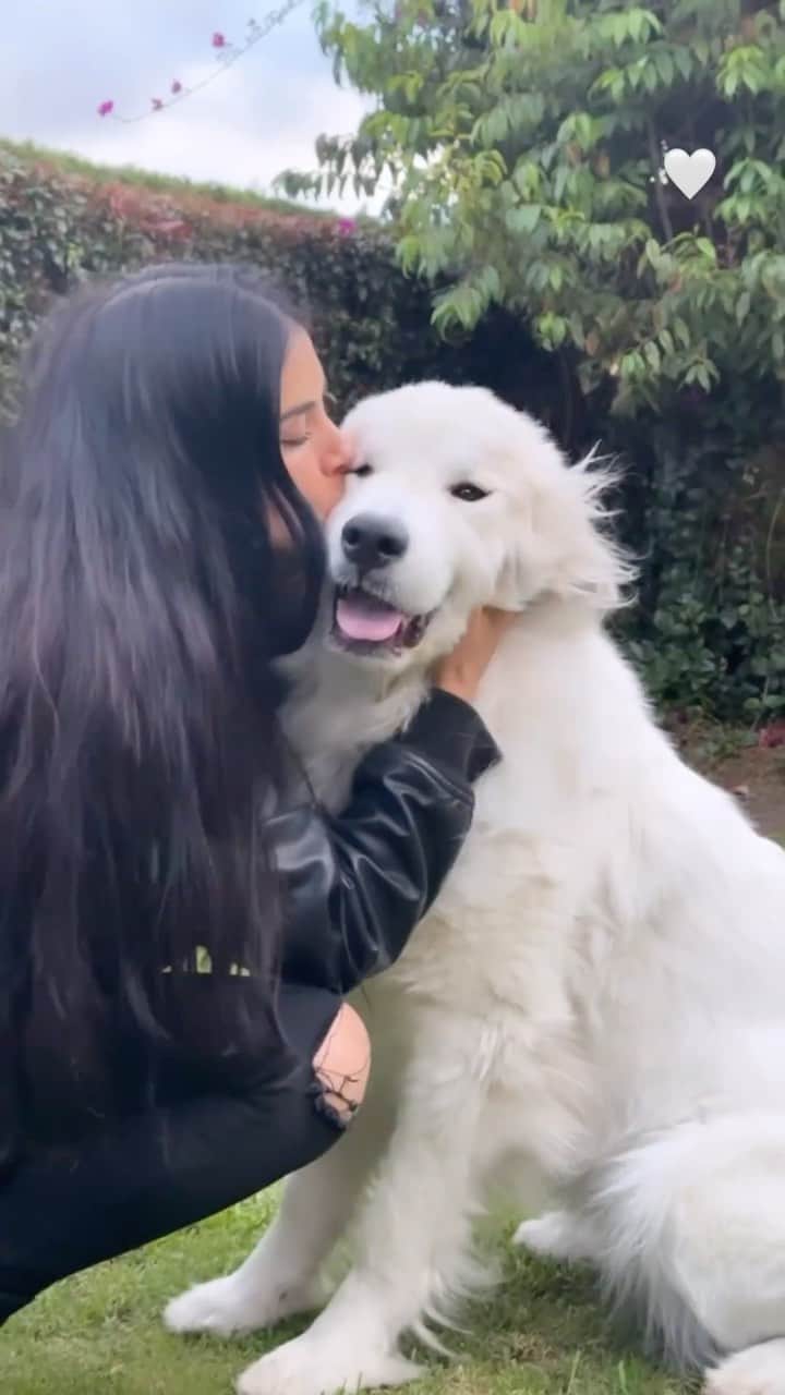 ジェシカ・セディールのインスタグラム：「Los que son… 😍❤️🌹🙏🏻 Weekend vibes 👸🏻💵😁🎉💋🌱」
