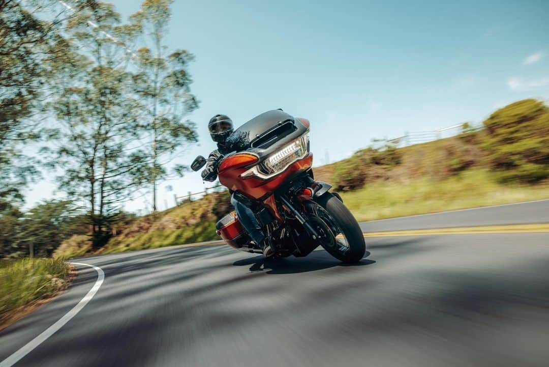 Harley-Davidson Japanさんのインスタグラム写真 - (Harley-Davidson JapanInstagram)「【CVOロードグライド】 人気のシャークノーズフェアリング、彫刻的なシルエット、完全一体型のLED照明、デザインが一新されたフロントガラスと合わせて、まったく新しい印象を生み出しています。 数値流体力学を用いて空力効率を向上させ、オリジナルデザインを斬新にアレンジしながら、最適な空力性能とライダーの快適性を実現  https://www.h-d.com/jp/ja/motorcycles/cvo-road-glide.html  #ハーレーダビッドソン #HarleyDavidson #UnitedWeRide #CVORoadGlide #CVOロードグライド」6月20日 10時01分 - harleydavidsonjapan