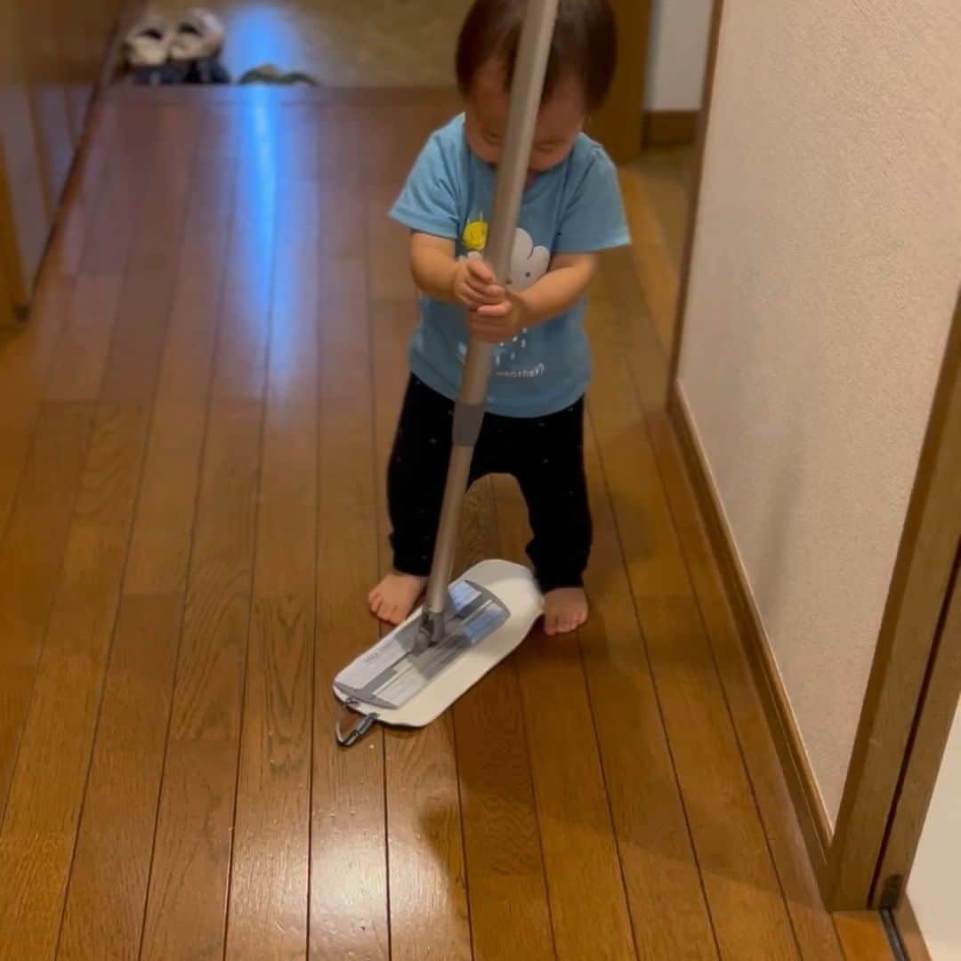 ecomfort（エコンフォート）のインスタグラム：「こんにちは。営業の加納です。  みなさま床のお掃除は、もうMQ・Duotexのモップ使っていますでしょうか？  我が家は1年中、裸足で過ごすことが多いので、このモップがかかせません。  梅雨がはじまって、ますます床はべたべた、、、 どろんこで帰ってきたり、水たまりで遊んで帰ってきて玄関はもう、、、  でもこのモップがあるので、全然イライラしません。＾＾ 我が家にはすごいモップがあるんだもんね～ と、スイスイ～っとやって、終了！  すぐに汚れる我が家には、モップ交換用クロス４枚は確実に必要です。笑  先日、我が息子（１歳２か月）も、掃除を手伝ってくれました。  洗剤を使っていないので、べたべた触られても全然へっちゃらです。  スプレーボトルで水シュッシュ 息子きゃっっきゃ  しかしながら、１歳児でもすぐに上手に操作ができるようになった姿をみて、おもわず本当に軽いんだなぁと感心。 すごくないですか？笑  とても楽しそうだったので、遊びながらいろんなところを掃除しちゃいました。 廊下だけのつもりが、家中を一緒に。  家事時間が息子とのふれあい時間に。  MQモップはコードレス、排気も出ない、水だけで菌も花粉もとってくれる。  まさに ecomfortHouseのコンセプト もっと自然に もっと快適に もっとたのしく  なアイテムです☆  ６月から電気代がまた上がりますね。少しでも掃除機タイムを減らして、MQモップで心も軽やかにお掃除しましょう♪  明日はショップオープンdayです。 週に1度のオープンです。 ぜひこちらにも足を運んでいただけますと嬉しいです。  #MS_MK」