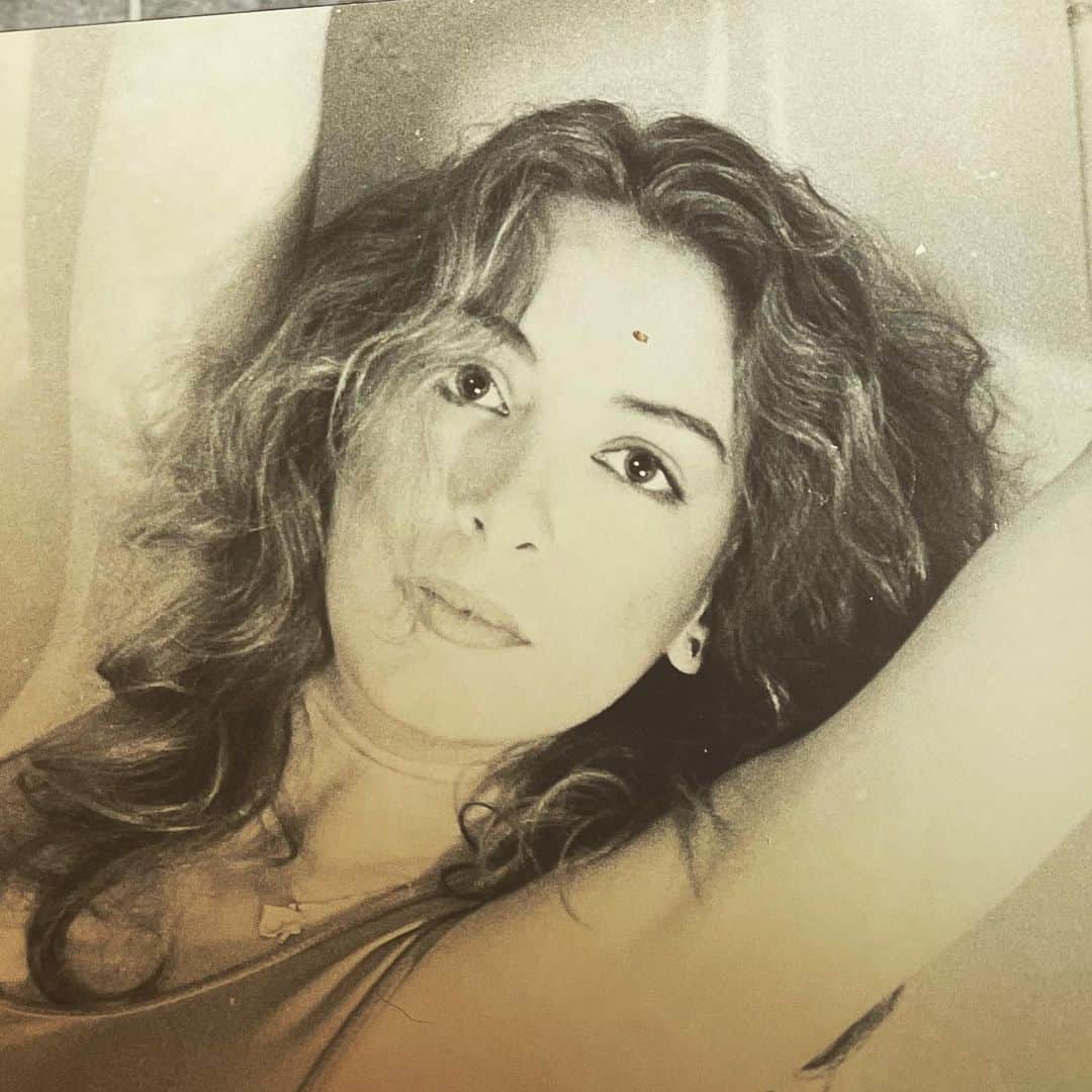 ナディア・ダジャニのインスタグラム：「My beautiful sister Magda left this earth and became our angel with my brother Geeby.  Pour one out for her, she deserves it. And do something kind for someone in my sisters name. 💔💔💔」