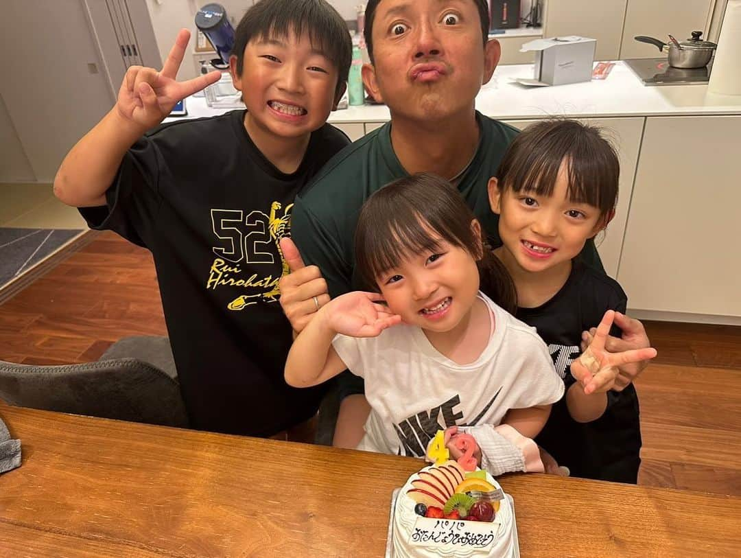 川﨑宗則さんのインスタグラム写真 - (川﨑宗則Instagram)「先日の話！誕生日🎂をお祝い🥂してもらいました😆あんな赤ちゃん👶👶👶達が、歌も歌えたり、ケーキ🧁持ってこれたり、🥹ムネリンズ順調に育成されとる😤４２歳も走る💨チェチェチェチェスト！」6月20日 10時14分 - mune.kawasaki.official