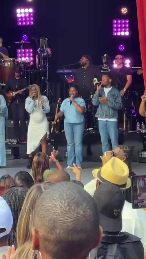 エリカ・キャンベルのインスタグラム：「My baby!!!! So proud she performed with @kirkfranklin today!!!! @thekrissc」
