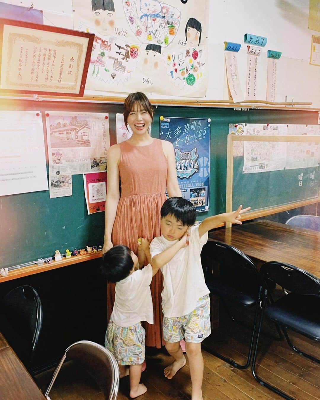 日下部ゆいこさんのインスタグラム写真 - (日下部ゆいこInstagram)「. . 小学校の跡地でやっている お蕎麦屋さん。 . もみの木庵 . このノスタルジックな空間♡‼︎ 小学校。 初めての日本での生活で 和式トイレの使い方もわからず 日本語と英語混じりだったのが 気付いたら英語も話せなくなり 完全に順応していたなぁ。 ぼんやりとした小学生でした。 . 長男も小学生が近づきつつあり 時の早さに驚きます。 感じやすい長男が心配な母の気持ちと なんだかんだ逞しい子供。 先が楽しみです。 . 手打ちそばもとっても美味しかった。 . . #蕎麦#お蕎麦#男の子#男の子兄弟#男の子ママ#5歳#2歳」6月20日 10時16分 - yuiko_kusakabe