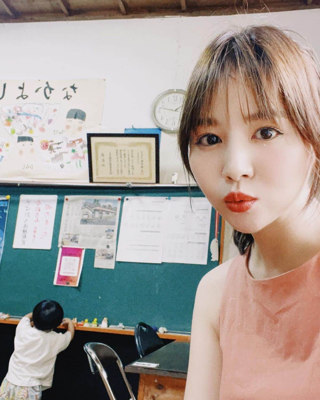 日下部ゆいこのインスタグラム：「. . 小学校の跡地でやっている お蕎麦屋さん。 . もみの木庵 . このノスタルジックな空間♡‼︎ 小学校。 初めての日本での生活で 和式トイレの使い方もわからず 日本語と英語混じりだったのが 気付いたら英語も話せなくなり 完全に順応していたなぁ。 ぼんやりとした小学生でした。 . 長男も小学生が近づきつつあり 時の早さに驚きます。 感じやすい長男が心配な母の気持ちと なんだかんだ逞しい子供。 先が楽しみです。 . 手打ちそばもとっても美味しかった。 . . #蕎麦#お蕎麦#男の子#男の子兄弟#男の子ママ#5歳#2歳」