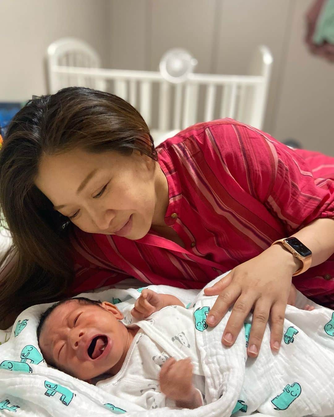 hiyoriのインスタグラム：「Welcome to the world, Zen👶🌍✨  産まれました🙌😆 ゼンです👶 よろしくお願いします💙  📸 by ちーまる  3枚目はお約束🤪笑  出産、忘れていたけど やっぱりすごかった…😇😇😇  忘れない内に…_φ(･_･💦  予定帝王切開だったので 歩いて自分の足で手術台に登る。  「よろしくお願いしまーす‼︎😀」  (前日の夜、ちーまるとテレビ電話して号泣され一睡もしてない…ナチュラルハイ🤤)  病室で待ってる旦那さん&ちーまると Zoomで繋がっていて  スパゲッティ🍝→おにぎり🍙→トイレ🚽　  すごい日常😂 こちらはお腹開いてるんですが… う、産まれるんですが…‼︎‼︎  ドクターや助産師さんに筒抜け 爆笑のオペ室😇  Zoom 繋がるまでの 麻酔入れ→効いていく過程で 血圧が急に下がったからか パニック😵‍💫  ここから逃げなくては‼︎💨💦 みたいになってたのに、家族の顔見たら 一気にリラックスできました😌  帝王切開でもバースプランを聞いてもらえて  ⚫︎音楽💿かけたい 眠れる森の美女 🧚👸🌹  →デジレ王子vaで産まれました🤴笑  →意識が他にいくので 恐怖を紛らわせられたのがよかった🩰✨  ⚫︎怖いので、手を握ったたり話しかけてほしい🥺🙏  →助産師さん忙しいのに握ってくださって♡ すごくホッとした✨甘えてよかった😭💕  経産婦になって学んだことは  がまんしない まわりに甘える  根性‼︎で解決せず 弱い部分は助けてもらう  初産の時は無理したというか いける‼︎と、根拠も実績もなく思ってて😅  産後のお豆腐メンタル➕ハードな赤ちゃん育児 を乗り越えるためにも 甘々でちょうどいいんだな♡  2人目先輩ママから教わったことが とても参考になりました✨ 教えてもらえて感謝🥹✨✨  術後の症状… オペ室出る前から吐き気と 皮膚の痒みに一晩中襲われ グロッキー🫥  ちーまるの時は 高血圧で1ヶ月ほど悩まされたけど 痒いのもしんどぉ…😭💦  (掻きすぎて翌朝オオカミに襲われた人みたいな体になってた🐺🩹💧)  ２日後にはどちらの症状も消え 傷も痛み止め💊を駆使して 比較的早めに歩けるようになり 産院内をお散歩してました🚶👣  今回はこんなお産でした。  どんなお産も大変ですよね🥲💦  でも子供がかわいくて すっっっかり忘れちゃう😇笑  人類繁栄のメカニズムらしいですね。 早くも忘れかけています😇笑  皆さんはどんなお産を経験されたんだろう よかったら教えてください🤗💬  次は子供たちの備忘録 書きたいと思います📝👧👶  #出産レポ #出産報告」
