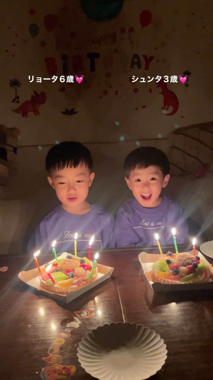 田中真奈美のインスタグラム：「６月が誕生日の2人💓 それぞれ６歳と3歳になりました〜✨ . 2年前のシュンタの誕生日の時の動画、自分の名前も呼ばれるか心配して名前を呼ばれると安心してニッコリするリョータ💓可愛かったなー🥰 . 今年はどちらの誕生日も2人の名前を呼びました💓 まわりに合わせて身体をユラユラしてたシュンタが今年は上手に歌ってロウソクも消せてました💓 成長だな〜✨✨✨ . だんだんお兄ちゃんになって来たリョータ👦🏻 いっぱい言葉も覚えていろんなお話をしてくれて私が知らない事も教えてくれます💓ちょっとずつお兄ちゃんらしいクールな対応も見せてきて😳そういえば以前よりママーって甘えたり、抱っこ〜！！って言うのが減ったな〜って母はフイに寂しくなったり🥺これからはその一回一回が貴重だからなるべくそれに応えたいな〜✨って思ってます💓 赤ちゃんの頃から私に新しい景色をいっぱい見せてくれてこの世界の美しさをリョータを通して知れた気がしてます💓リョータのなんにでもワクワク出来る所はこの子の才能なんだな✨と大切にしなければいけない宝物の部分だな！と思ってます😊余裕がない時にはそれを面倒に思いサラッと受け流してしまい後で反省するんですが、その時リョータはそれを忘れて次の事に夢中になってる😂それに何度も救われてます💓来年は小学生！年長さんのリョータをしっかり見守りながら今は一緒に楽しみます💓 . シュンタが３歳💓赤ちゃんだったのに〜✨ 最近はシュンタの性格がどんどん分かって来て可愛くてたまらないです💓毎日可愛い可愛い🥰って言ってるんですが本人は鏡を見ながらカッコイイ？？って聞いてきます😂カッコイイ！って言ったら嬉しそうにしてます✨洋服や持ち物にもこだわりがあるから将来はオシャレさんになるかな？💓リョータと違って私とはまた違った性格で謎に足を組んだり頭の後ろで腕を組んでみたり少し脱力系のクールな態度が3歳児らしくなくて笑ってしまいます😂すると本人もニヤッと笑ってます😏クールにしてるけど私がトイレに行ってもお風呂に入ってもドアの外で泣くか怒るかしてて、そのツンデレがまた可愛いくて振り回されてるのも幸せです💓笑　　まだまだこれからどんな子になるのかが楽しみ💓最近やっと話しだしたのでどんな言葉を話すのかな〜✨✨✨ . 私も母になって６歳😊 毎日ヤンチャに動きまわるボーイズ達に負けないよう、いっぱい食べて、いっぱい寝て、体力勝負でこれからも頑張ります!！💪🏻✨ 来月は私の40歳の誕生日🎂💦カウントダウンが始まった気分😂堂々と40歳に突入出来るよう、心を整えます😑🙏🏻✨ . . . #福岡ママ  #リョータとシュンタ  #リョータの夏遊び🍉  #シュンタの夏遊び🍉」