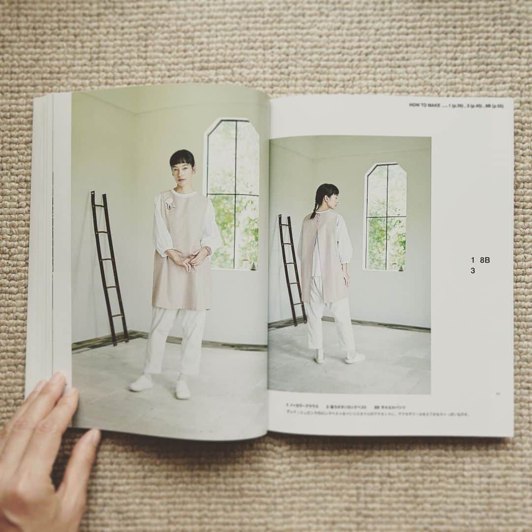 KIKIのインスタグラム：「【山中とみこの大人のふだん着】 「CHICU+CHICU5/31」を主宰する山中とみこさん とみこさんのスタイリングで モデルをさせていただきました 本の発売は3月とすこし前だったのですが 年中着られる数々の洋服が 実物大パターン付きで紹介されています！ 子どもの服は時々縫うけれど 大人服は全然作ったことのないわたし、、でも実際に着てみて このシャツ あのパンツ！と作ってみたいものがたくさん ぜひお手にとってご覧ください  👘🫶 @chicuchicu315  📷🫶 @kentauros1669   #山中とみこの大人のふだん着 #山中とみこ #chicuchicu531 #文化出版局」