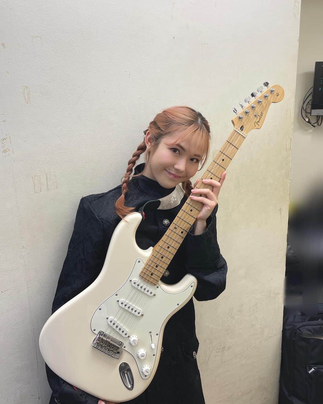 田中咲帆のインスタグラム：「. CROWN NO OWARIギター（弾いているふり）担当でした🎸✨️ りなてぃピック使ってたんだ〜  里菜生誕ライブ2023ありがとうございました👂」