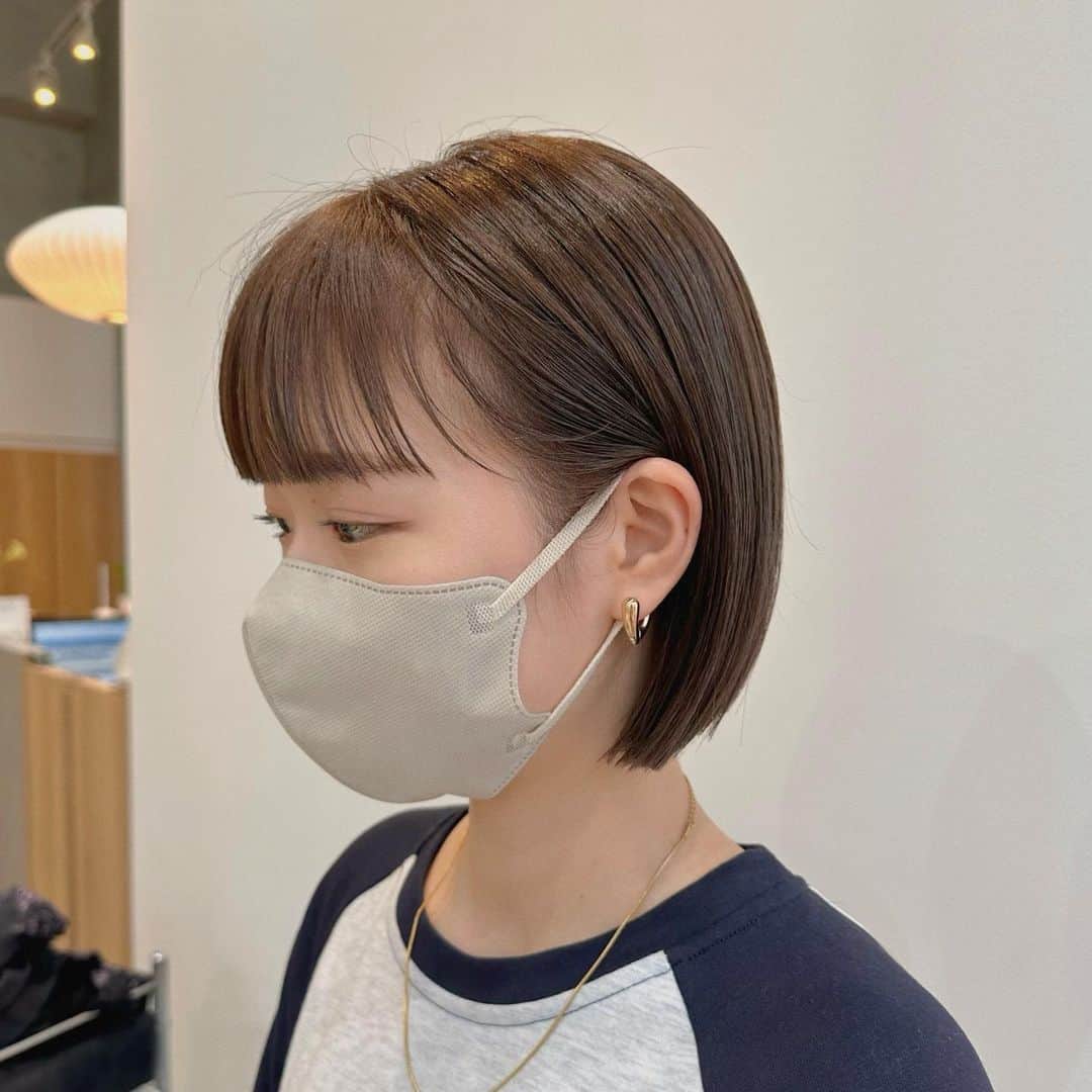 Momoのインスタグラム：「. ラベンダーベージュ♡♡ . .  . ✔️画像を保存してカウンセリングの 時にみせてください♡♡ .  イメージを変えたいけど短くするのも ブリーチをするのも勇気がいる🥺 . そんな方にも幅広くその方にあった提案 をさせて頂き一緒におしゃれを楽しみましょう♡ . ブリーチカラーは【ケアブリーチ】を 推奨しております♡ . ケアブリーチは従来よりも髪の毛への ダメージが94%cutされます！ . ブリーチなしのダブルカラーも 提案させて頂きますのでぜひご相談ください♡ . 12／3から 新店舗　GARD/ëN (ガーデン／エン) がopen♡♡ . 場所は表参道♡♡ 新しいこだわりのつまったお店で ぜひお会いできるのを楽しみに お待ちしております♡♡ . . ご予約はTOPからご予約サイト に飛べます✈︎♡(料金もそちらを参考に) . ご新規様も喜んでお待ちしております♡ . お電話.DMからも受け付けております♡ (DMは返信が遅くなる可能性が ございますのでそちらご了承下さい🙇‍♀️)  . .  〒150-0001 東京都渋谷区神宮前5-39-2 2F . TEL☎︎ 03-6712-5995 . 表参道駅から徒歩5分🚶🏼‍♀️(A1出口) ( 銀座線/千代田線/半蔵門線 ) . . 月 定休日 火・水　11:00〜20:00 木・金　12:00〜20:30 土　10:00〜19:00 日　10:00〜19:00 祝　10:00〜19:00 . . ぜひ、ご予約お待ちしてます♡♡ . codeアカウントはこちら   @__cd.momo____________ ♡ . ぜひフォローしてください♡ .」