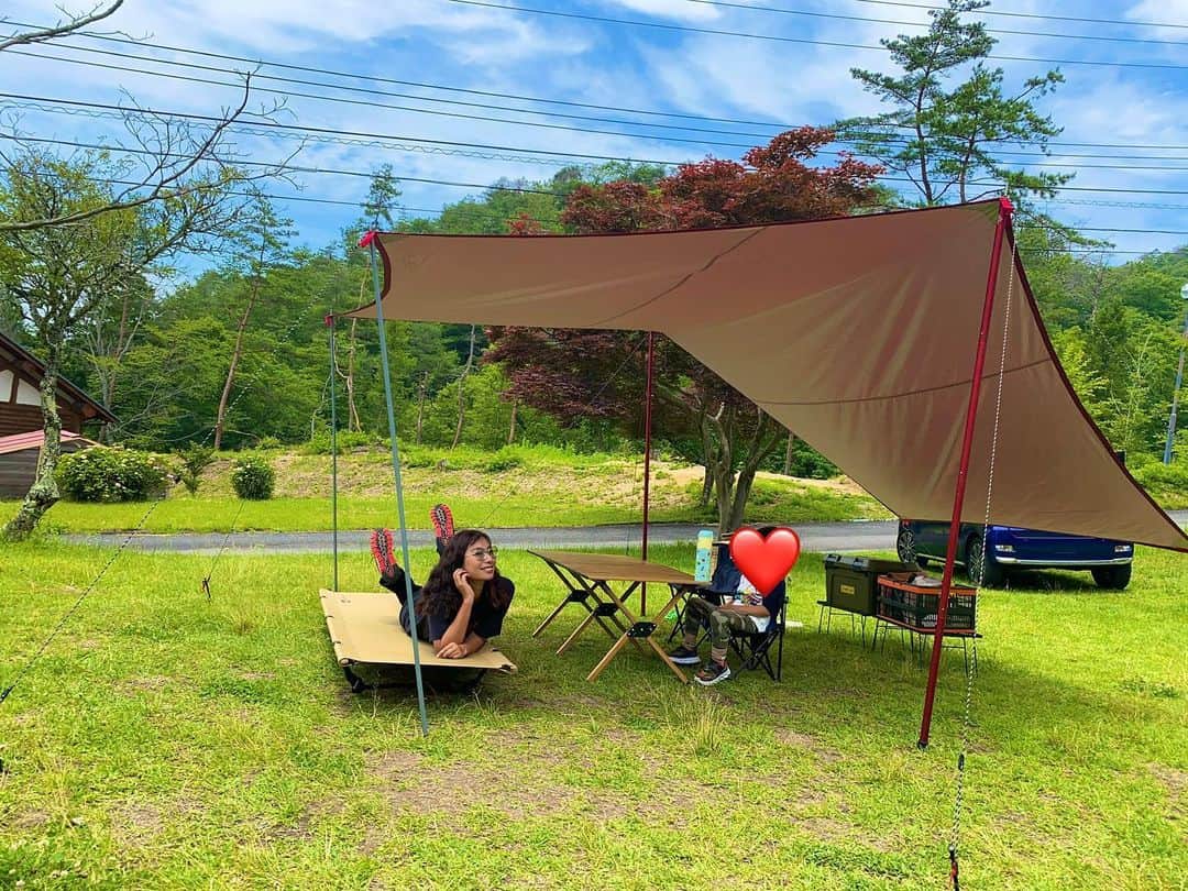 エマ中岡優姫のインスタグラム：「久々のデイキャン🏕️ のどかだった🤭 メダカ捕まえたり なんだりしたよ！ アカハライモリおるはずなんだけど 見つけれんかったな〜😳 ゆったり楽しく遊んだけど 帰りに頭痛いって サニちゃん😭 熱中症かと思って焦ったけど 風邪だって🤧 保育所では ヘルパンギーナが流行ってるみたいで たぶんそれだ😭 高熱出て、ご飯も食べんし 水分もとらんしで どーしょーかと思った😭 今日保育参観日で むちゃくちゃ楽しみだったけど 残念😢 早くよくなってくれますよーに❤️ #サニ坊とエママのキャンプ  #サニ坊とエママの日常  #キャンプ  #デイキャンプ #男の子ママ」