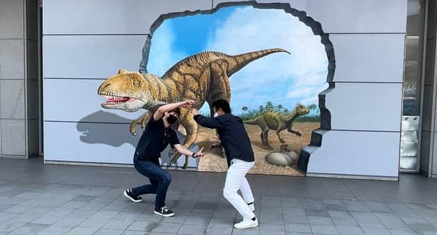 北川大介さんのインスタグラム写真 - (北川大介Instagram)「おはよう〜 福井三銃士コンサートでしたー 五代ショウさん、 寺本圭佑くん、 北川大介。 福井は恐竜🦕🦖の化石がたくさん出てるところ。 福井駅到着するなり恐竜が出迎えてくれてました。 朝から3Ｄアートの前で圭佑くんとはしゃぎすぎ^_^ 3人ユニットはめちゃくちゃ楽しいステージになりました。 五代ショウさんとっても優しくて歌が上手でカッコいい兄貴です。 元気な3人のステージまたやりたいですー」6月20日 10時29分 - kitagawadaisuke_official