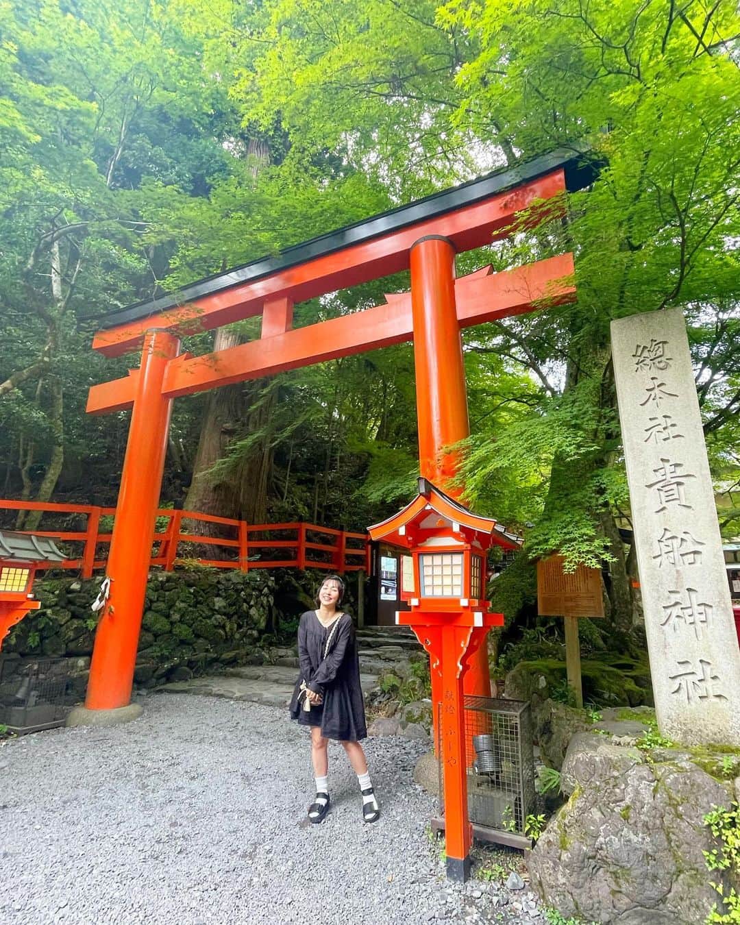 近藤夏子のインスタグラム：「⛩️貴船神社⛩️  素晴らしすぎた🌞 また絶対行く‼️ ここはすごいや💖  おみくじ 病気　長引く、医者を選べ (当たってるなぁ🤭w笑ってる場合じゃないw) #貴船神社 #貴船神社で水占い #パワースポット #パワースポット神社 #京都 #京都観光」