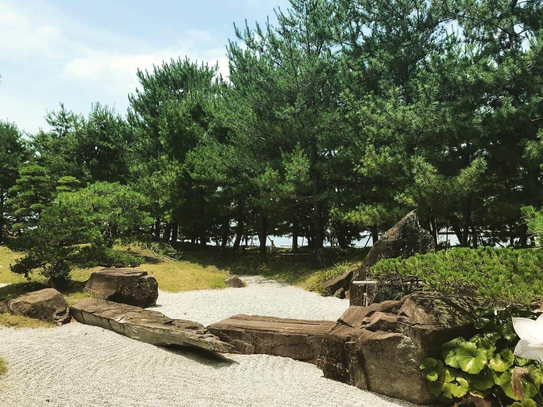 岩田亜矢那のインスタグラム：「お庭の緑♪  癒されます😌  これから天候も変わるみたいですが 少しでもリラックスできる何かを見つけて 体にストレスを溜め込まないように 息抜きも大事にしたいですね♨️  ちょっと休憩してみませんか？💆‍♀️  ☆プルメリアメニュー☆  🌸  ドライヘッドスパ  ドライヘッド30分 ￥5,940  ドライヘッド45分 ￥7,700  🌸  ホットストーンマッサージ ホットストーン30分 ￥7,150 ホットストーン45分 ￥8,250  🌸  小顔矯正 (リフトアップ) 小顔 30分 ￥4,400 小顔 45分 ￥6,600 小顔 60分 ￥ 8,800  🌸  夢見ここち  50分 ￥11,000  🌸  ネトラバスティ(眼の温泉) ￥5,500  🌸  美肌トリートメント  美肌 45分 ￥8,030 美肌45分+夢見ここち ￥ 19,030 美肌 45分+ドライヘッド30 ￥13,970 美肌45分+ドライヘッドのみ (延長15分) ￥10,010  🌸 オプション ネイルケア ￥1,980 フェイスパック ¥ 1,980 アイパック ¥ 1,980 ハンドマッサージ ¥ 1,980 延長１５分 ¥ 1,980  ホットストーン追加 ¥ 1,100 ヘッドスパジェル追加 ¥ 1,100 プルメリアオイルへ変更 ¥ 1,100  ※オプションのみの施術はできません  プルメリアご予約は ☆当サロン、インスタのメッセージ @plumeria_lalasweet ☆Google ☆みなと温泉蓮へ電話にてプルメリア予約 （スタッフへの個別メッセージはご遠慮ください）  �Plumeria  神戸みなと温泉 蓮 Plumeria 〒650-0041 兵庫県神戸市中央区新港町１−１ 0783817000  #KOBE #KOBEMINATOONSENREN #PORTOFKOBE#fyp#siteseen #神戸みなと温泉#神戸日帰り温泉#関西温泉 #兵庫温泉#みなと温泉蓮#神戸温泉#神戸市 #神戸ホテル#神戸ヘッドスパ#神戸スパ #神戸旅行#神戸おすすめ#おすすめにのりたい#神戸デート #ラスイート#lalasweet#ララスイート #atoa#アトア#coolbeauty#headspa#プルメリア#고베관광#고베당일치기#고베온천」