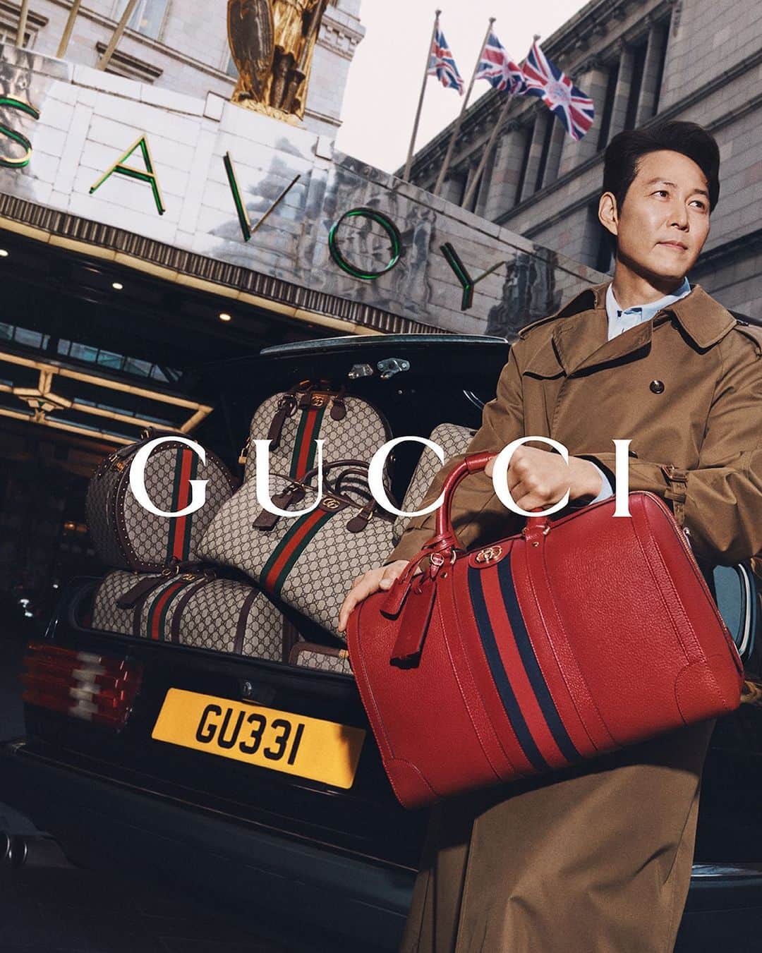 グッチのインスタグラム：「Jungjae Lee for Gucci Valigeria.   The next chapter of the Gucci Valigeria campaign sees the Global Brand Ambassador journeying to The Savoy in London with emblematic luggage named after the historic hotel in a nod to the House’s origin story. Discover more at the link in bio.   @from_jjlee #JungjaeLee #GucciValigeria」