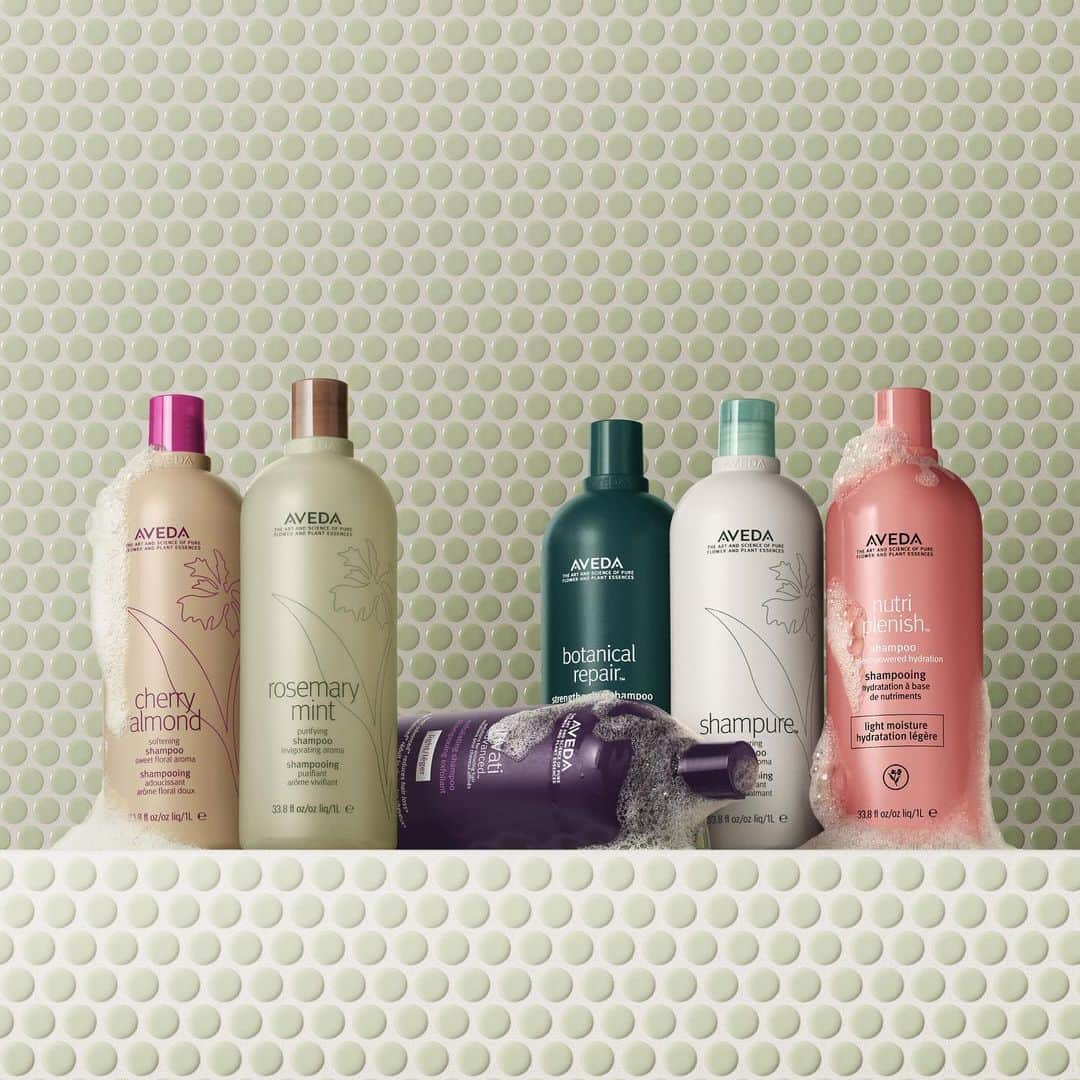 Aveda Japanのインスタグラム：「. リッターシップキャンペーンご好評実施中🧴 大容量リッターサイズは、レギュラーサイズと比べて約25%お得* 今なら対象製品をお買いあげで、１リットルサイズ１本につきポンプを１つプレゼント中✨  この機会にぜひ、お気に入りアイテムは1リットルサイズで継続してケアを🍃 お求めはお近くのアヴェダショップまたは公式オンラインショップまで。」