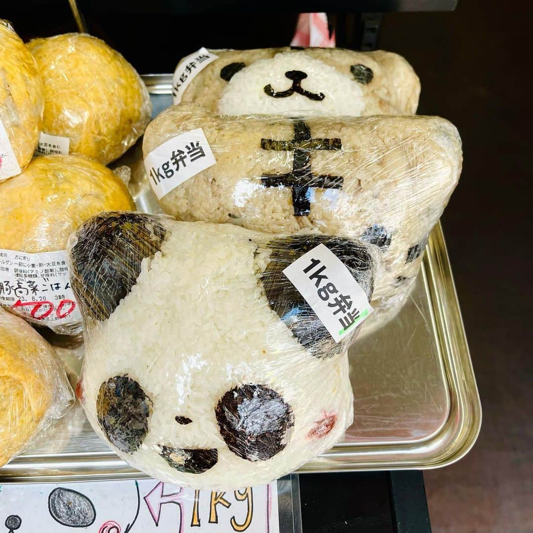 池田有希子のインスタグラム：「上野で通りがかりのお弁当屋さんの1キロのパンダが可愛過ぎてお持ち帰りしました！なんだろうこの伝わらない圧巻さ！耳だけでこのボリウム！そして台東区はどんなお店でもパンダ商品作るし、虎の赤ちゃんも生まれたので虎も推されていて最高。  頭の中に唐揚げも入ってました🤣  #bento #panda」