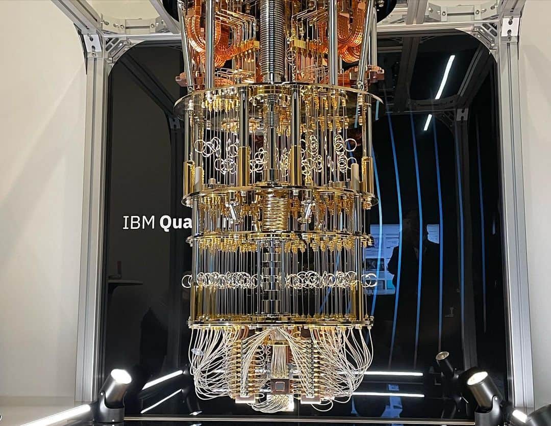 藤沢久美さんのインスタグラム写真 - (藤沢久美Instagram)「昨日は、川崎市にあるIBMの量子コンピュータを拝見しました。絶対０度より0.01度だけ高い温度環境で、量子を発生させて計算するそうで、IBMの量子コンピュータは、アメリカに複数台ある以外では、日本とドイツの2箇所にしか置いてないそうです。  オペレーションは東大が担っているそうですが、すでに様々な企業が活用しており、特に最近は、金融とAIの教育に使われることが多いとのこと。  さらにIBMの最新の量子コンピュータは、計算能力が高すぎて何に使うべきかすら検討中とのこと。私たちの未来は劇的に変わりそうな予感がしました。  ちなみに、日本に設置されている量子コンピュータの名前はKawasakiと命名されたそうです。  #量子コンピュータ  #ibm  #川崎」6月20日 10時39分 - kumifujisawa