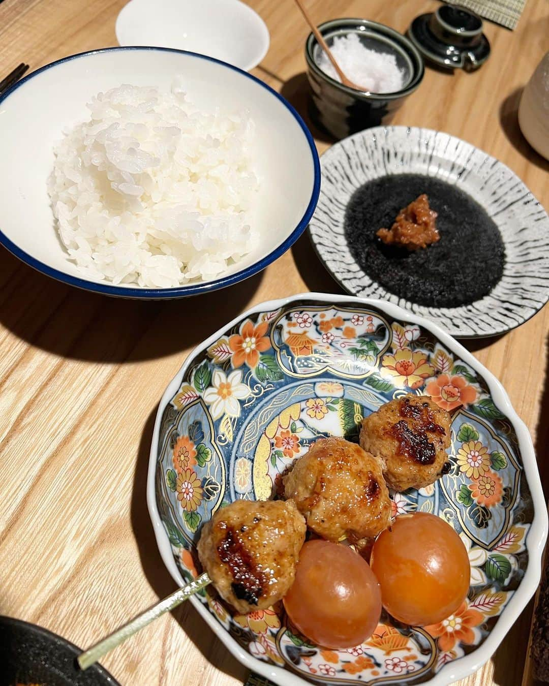 夏海さんのインスタグラム写真 - (夏海Instagram)「#食テログラム   新宿三丁目駅からすぐの隠れ家 焼き鳥 さく田さんへ✨　 @yakitori_sakuta09   ムーディで落ち着くおしゃれな店内は カウンターメインでライブ感が楽しい🥰 (テーブル席もあるよ)  何よりこだわりのお料理はもう 全部美味しくて語彙力を失った🤤❤️  鳥も野菜も焼き加減や塩加減が絶妙すぎるし 炭の香りがまた食欲をそそるの👏  何より究極のTKGが(写真最後3枚)もう、、 説明不要だよね🤤❤️❤️  普段玄米生活してるのもあり、 選び抜かれた土鍋炊きの白米に感動しすぎて 3杯おかわりして作田さんに驚かれた💪笑  久しぶりに日本酒もいただいて 美味しくて楽しい幸せな せいなちゃん ( @seina_k0403 )との女子会でした❤️  流石に私は食べすぎて飲みすぎだけど 美味しくて雰囲気も良くて満足度高い @yakitori_sakuta09 さんは ボディメイク中の外食の味方すぎるね✨  昨年オープンしたてなのに平日夜も満席だった👏 予約取れなくなる前にぜひ一度行ってみてね✨  #焼き鳥 #焼き鳥さく田 #さく田 #食テロ #グルメ #女子会 #東京グルメ #和食 #東京カレンダー 風 #japanesefood #yakitori #shinjuku #新宿グルメ #大人女子 #デート#アラサー #東カレ倶楽部 #グルメスタグラム」6月20日 17時00分 - _natsumi_official_