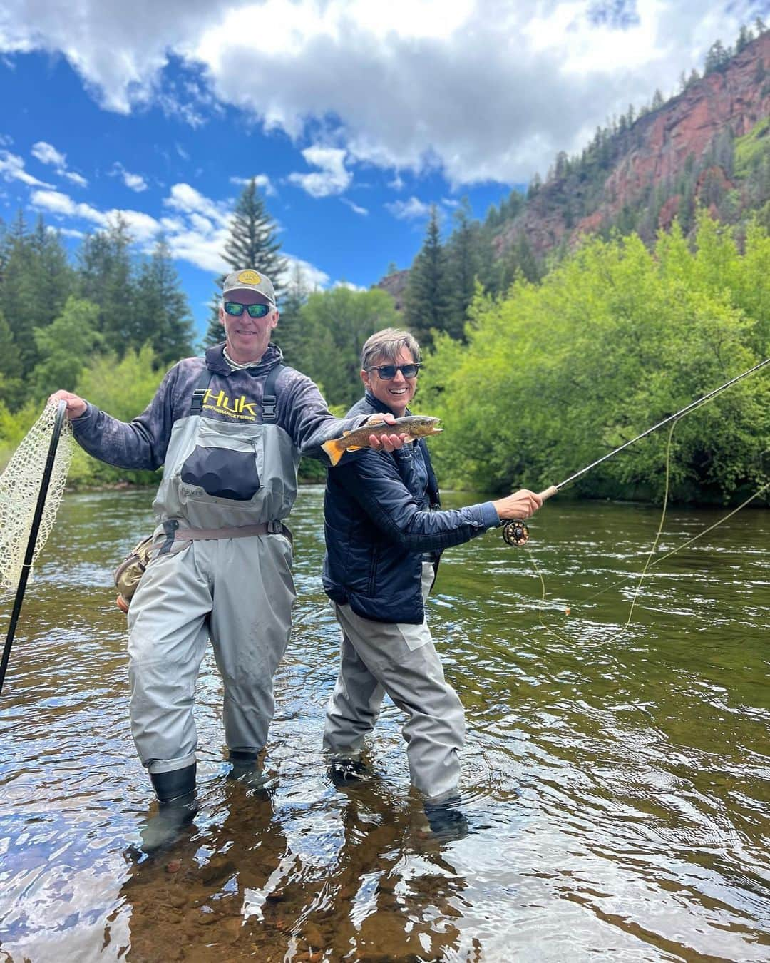 カロリナ・クルコヴァさんのインスタグラム写真 - (カロリナ・クルコヴァInstagram)「Spending time in nature fly fishing with the boys. Guess who caught the most fish? 🎣🌞🪵 #summervacation #flyfishing #aspen」6月20日 10時35分 - karolinakurkova