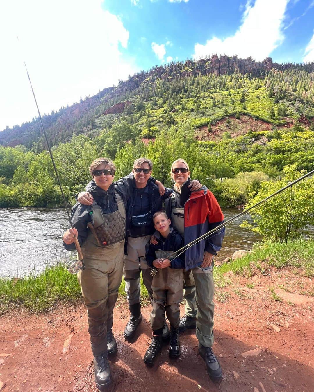 カロリナ・クルコヴァのインスタグラム：「Spending time in nature fly fishing with the boys. Guess who caught the most fish? 🎣🌞🪵 #summervacation #flyfishing #aspen」