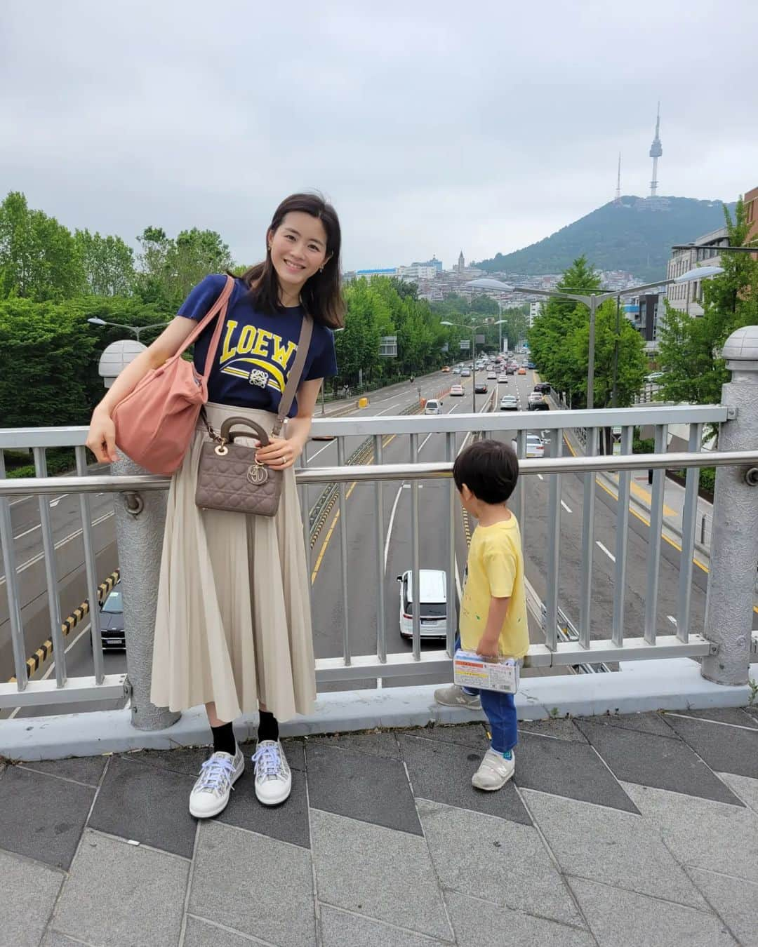 田辺岬さんのインスタグラム写真 - (田辺岬Instagram)「Seoul～🤍 . 両親が遊びに来てまずはソウル待ち合わせで一泊🇰🇷 今回はモンドリアンソウルイテウォン☺️ 前から泊まってみたくて、綺麗なんだけどここの系列高いお部屋じゃないと湯船がないと直前に思い出した😂 大人はサウナがあるからいいけど子供は入れないし失敗した～😭  パンケーキ食べたり🥞 カンジャンケジャン食べたり🦀 母リクエストでまた歩道橋にも行きました🤣 . #韓国在住#韓国生活」6月20日 10時47分 - t.misaki815