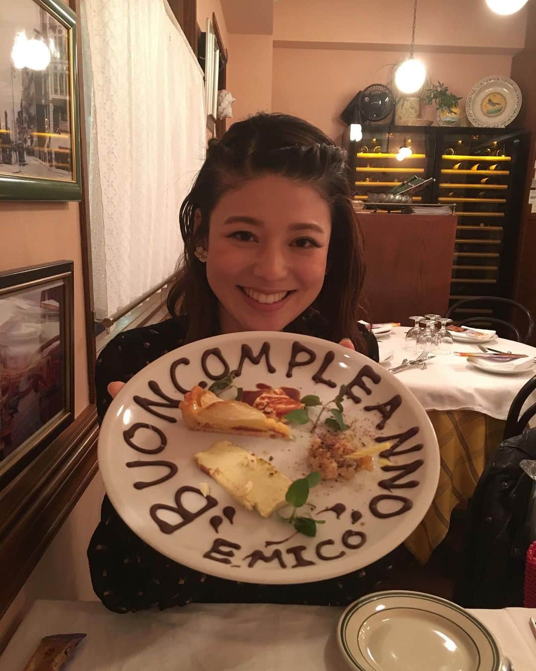 清澤恵美子のインスタグラム：「6/20のバースデーガールの写真探してたら可愛過ぎてたくさんあったので投稿しておこうと載せたのだが、食べてる写真ばっかりでした😂　なんなら姉とも食べてるし母とも食べてる写真ばかり😂　 旦那氏のおかげで素敵なファミリーに出会えて嬉しいなぁと😊　 博子おめでとう〜🇺🇸  #ひろこみほきみこ #年月立てば母たち老ける笑笑」