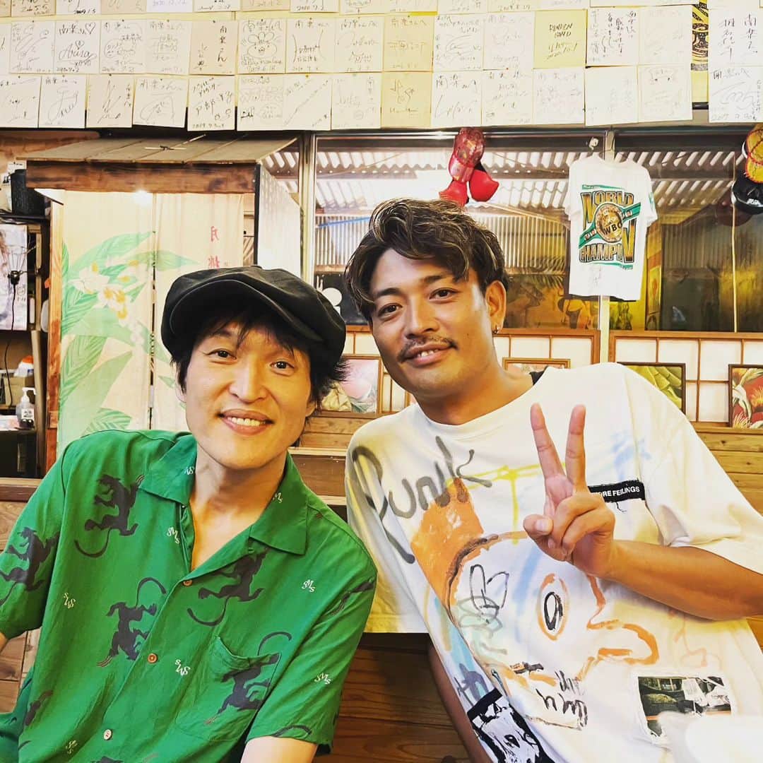 のインスタグラム：「ジュニアさんと❕ せいじさんの息子さんゆうくんの ２０歳のお祝いに参加させて頂きました！ 素敵な会でした！ほんまに感謝! ジュニアさんとも久しぶりの再会。 宮古で千原兄弟さん、両方と会える奇跡! 本日営業してます😆 お待ちしております❕ 宮古島市平良下里646-2 バロックビル6階 #宮古島 #沖縄 #宮古島バー #miyakojima #miyakojimabar #バーイズ #イズ #baris #is #newopen #居酒屋 #海 #beach #japan #中村昌也」